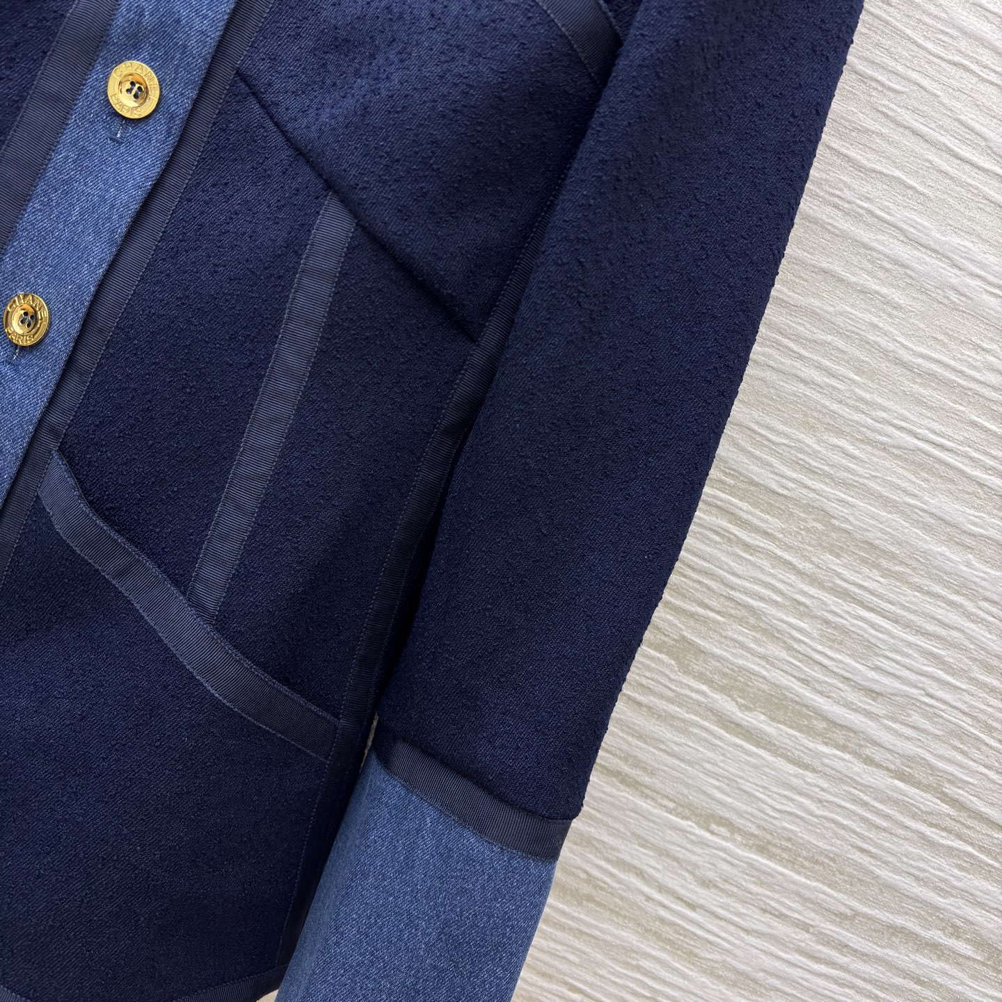 C家 经典粗花呢×丹宁拼接 混搭美学 金色金属纽扣点缀还原品牌标志性精致细节 V领剪裁+立体口袋优雅与实