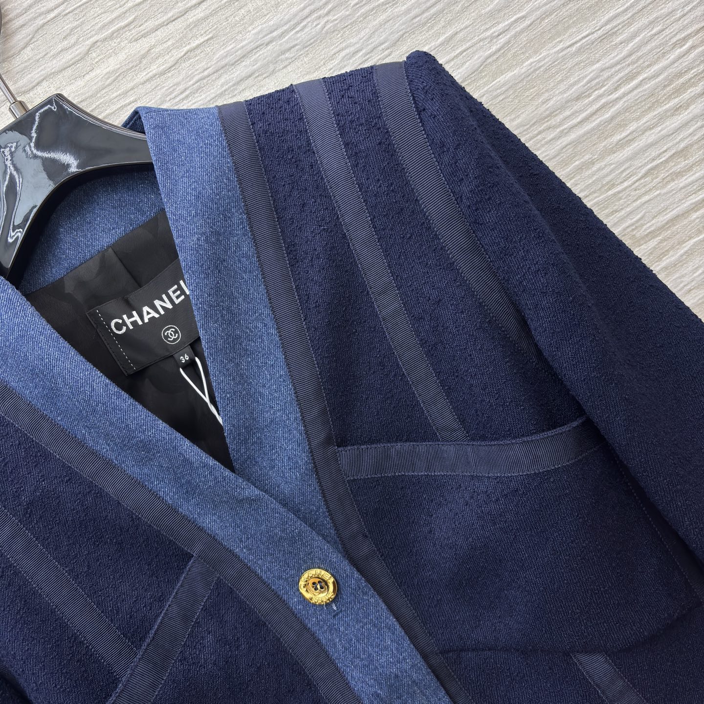 C家 经典粗花呢×丹宁拼接 混搭美学 金色金属纽扣点缀还原品牌标志性精致细节 V领剪裁+立体口袋优雅与实