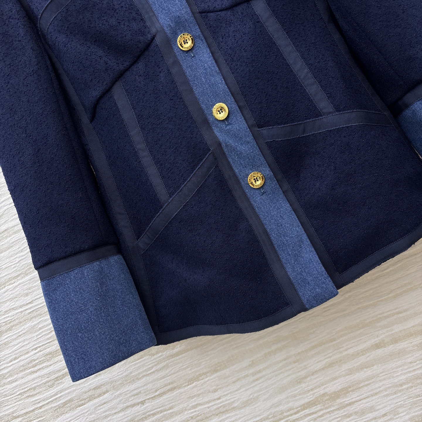 C家 经典粗花呢×丹宁拼接 混搭美学 金色金属纽扣点缀还原品牌标志性精致细节 V领剪裁+立体口袋优雅与实