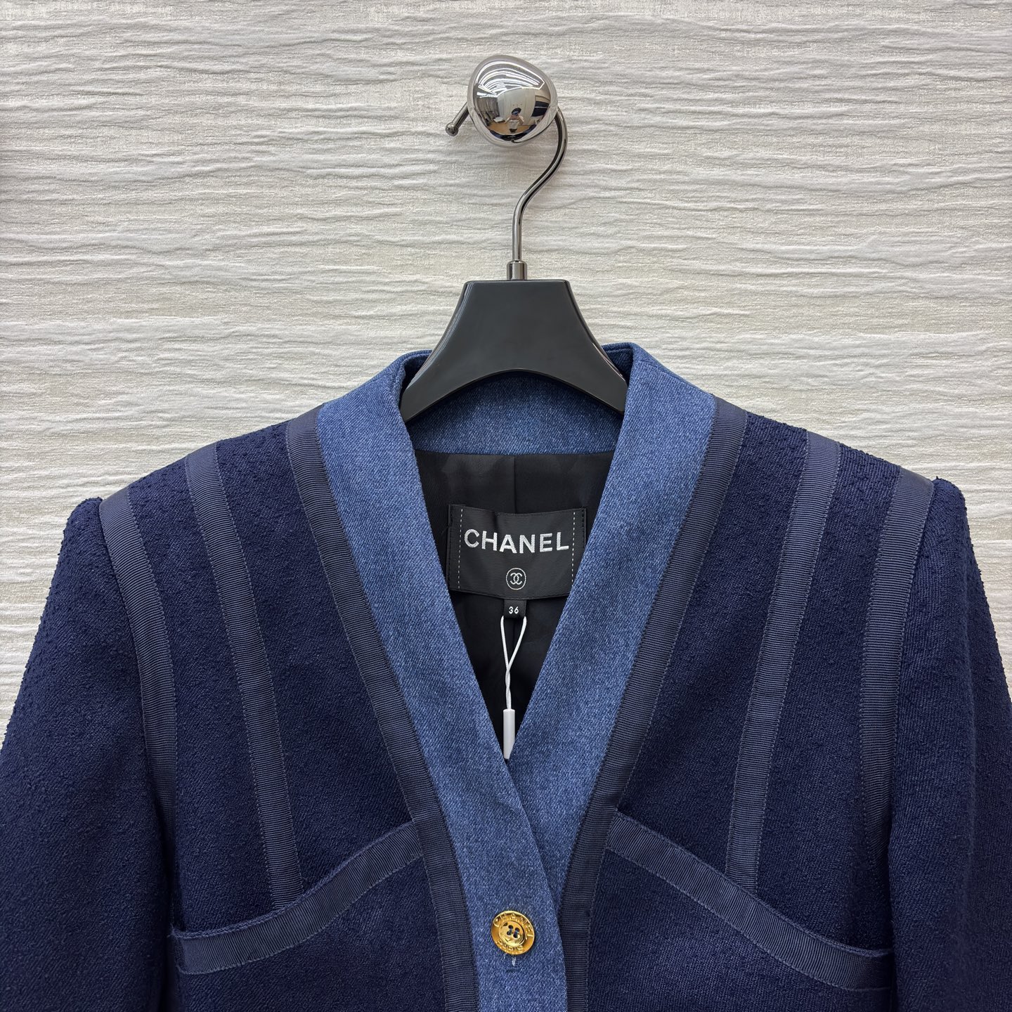 C家 经典粗花呢×丹宁拼接 混搭美学 金色金属纽扣点缀还原品牌标志性精致细节 V领剪裁+立体口袋优雅与实