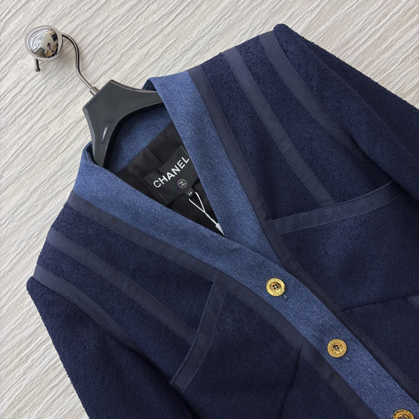 C家 经典粗花呢×丹宁拼接 混搭美学 金色金属纽扣点缀还原品牌标志性精致细节 V领剪裁+立体口袋优雅与实