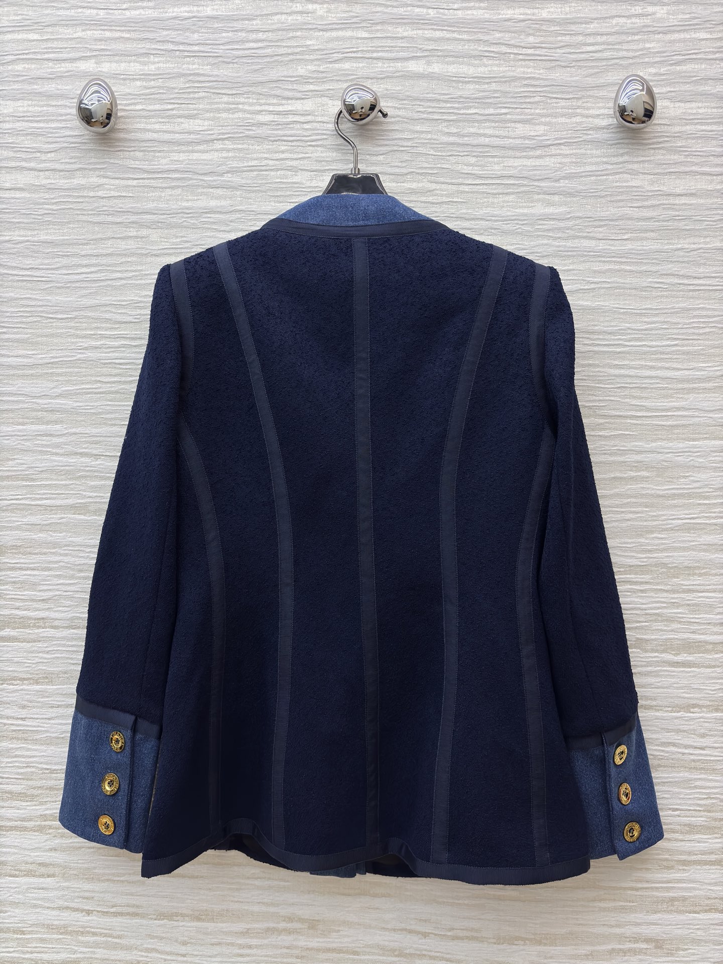 C家 经典粗花呢×丹宁拼接 混搭美学 金色金属纽扣点缀还原品牌标志性精致细节 V领剪裁+立体口袋优雅与实