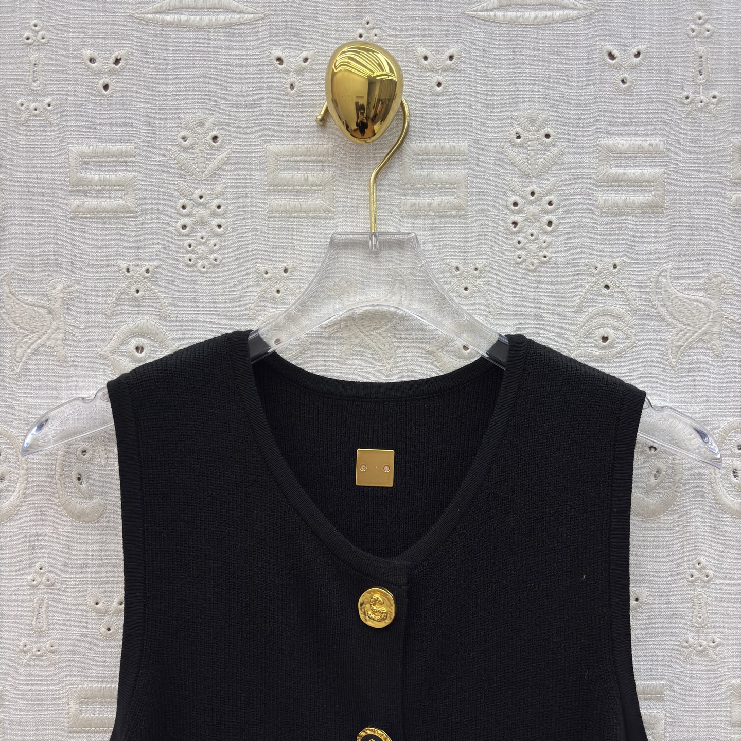 Sch 26早春 异形扣无袖针织连衣裙 以细腻坑条针织面料打造 亲肤又兼具垂坠感 经典圆领搭配纵向异形金