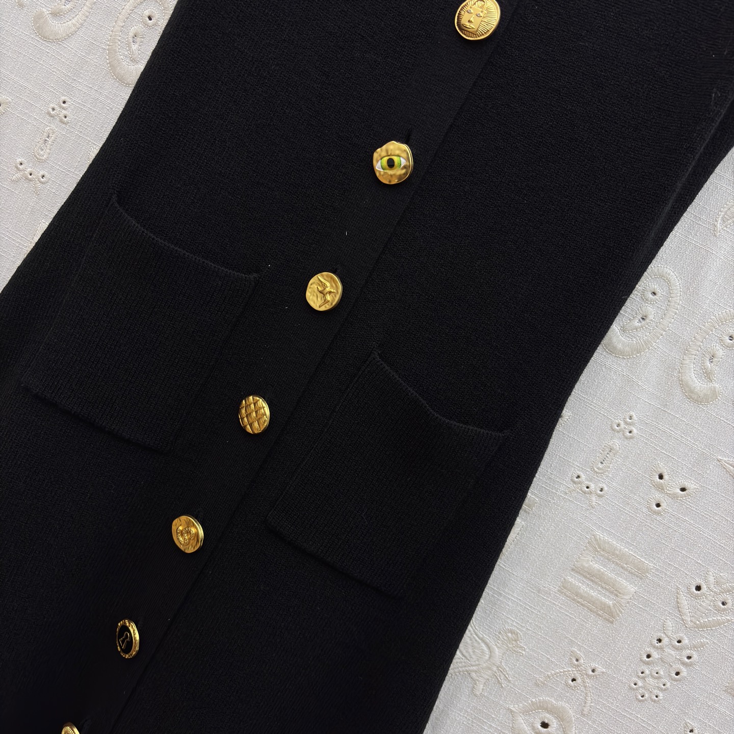 Sch 26早春 异形扣无袖针织连衣裙 以细腻坑条针织面料打造 亲肤又兼具垂坠感 经典圆领搭配纵向异形金