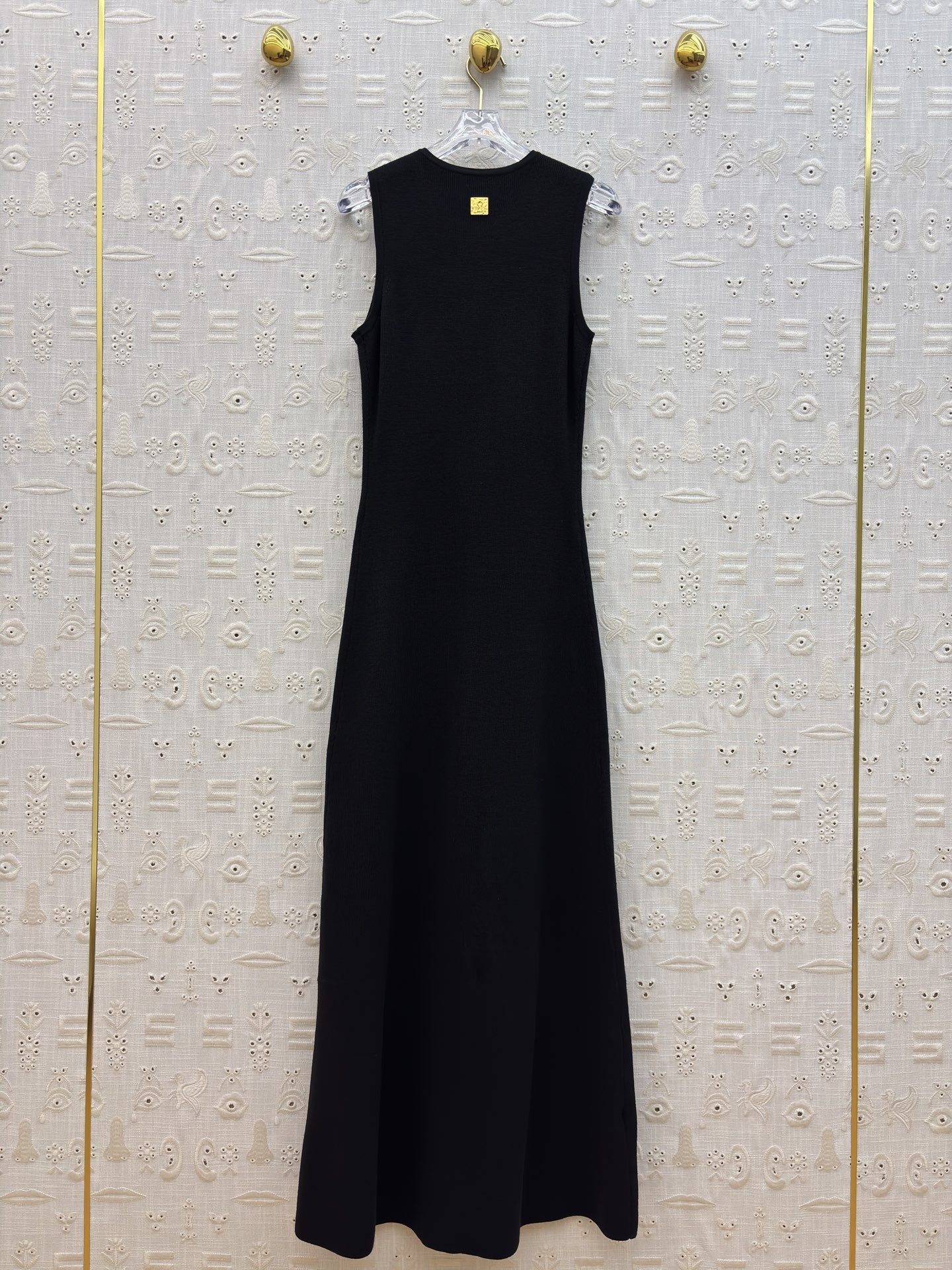 Sch 26早春 异形扣无袖针织连衣裙 以细腻坑条针织面料打造 亲肤又兼具垂坠感 经典圆领搭配纵向异形金