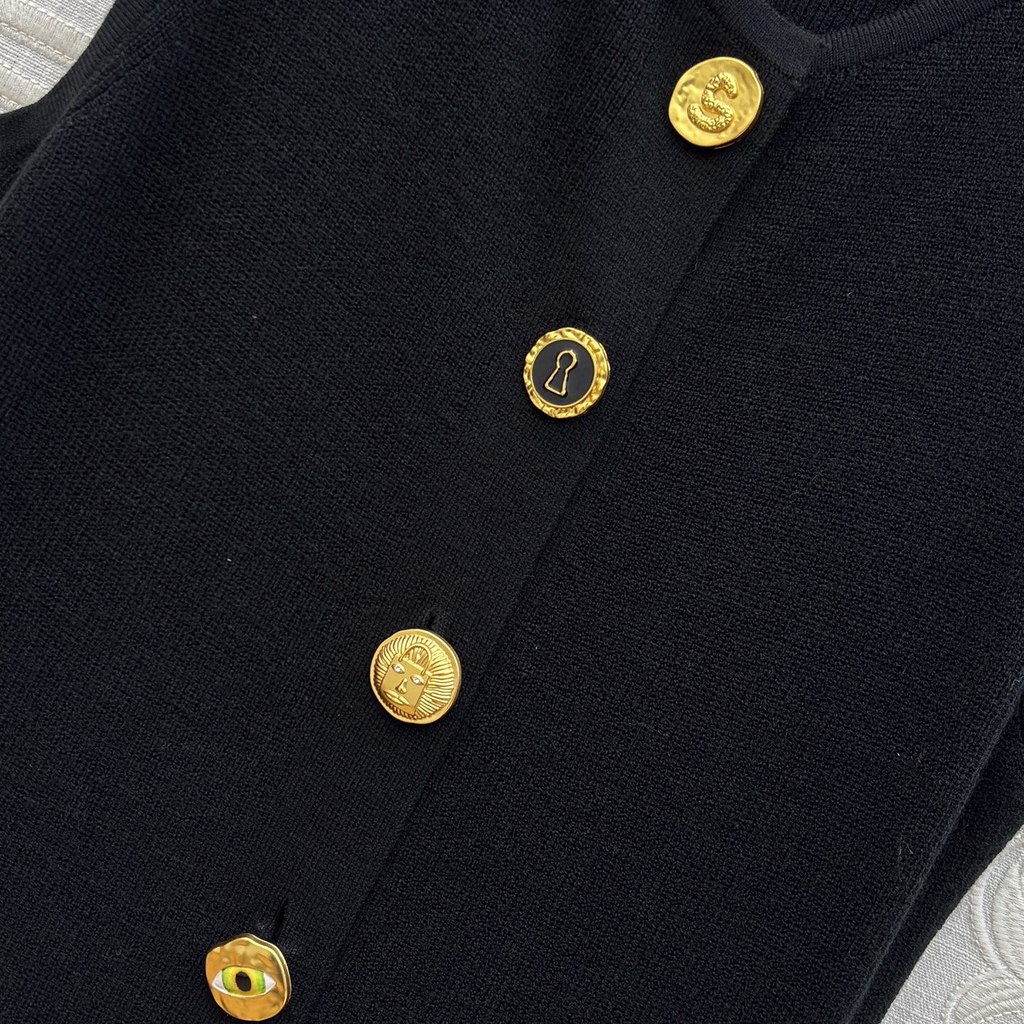 Sch 26早春 异形扣无袖针织连衣裙 以细腻坑条针织面料打造 亲肤又兼具垂坠感 经典圆领搭配纵向异形金