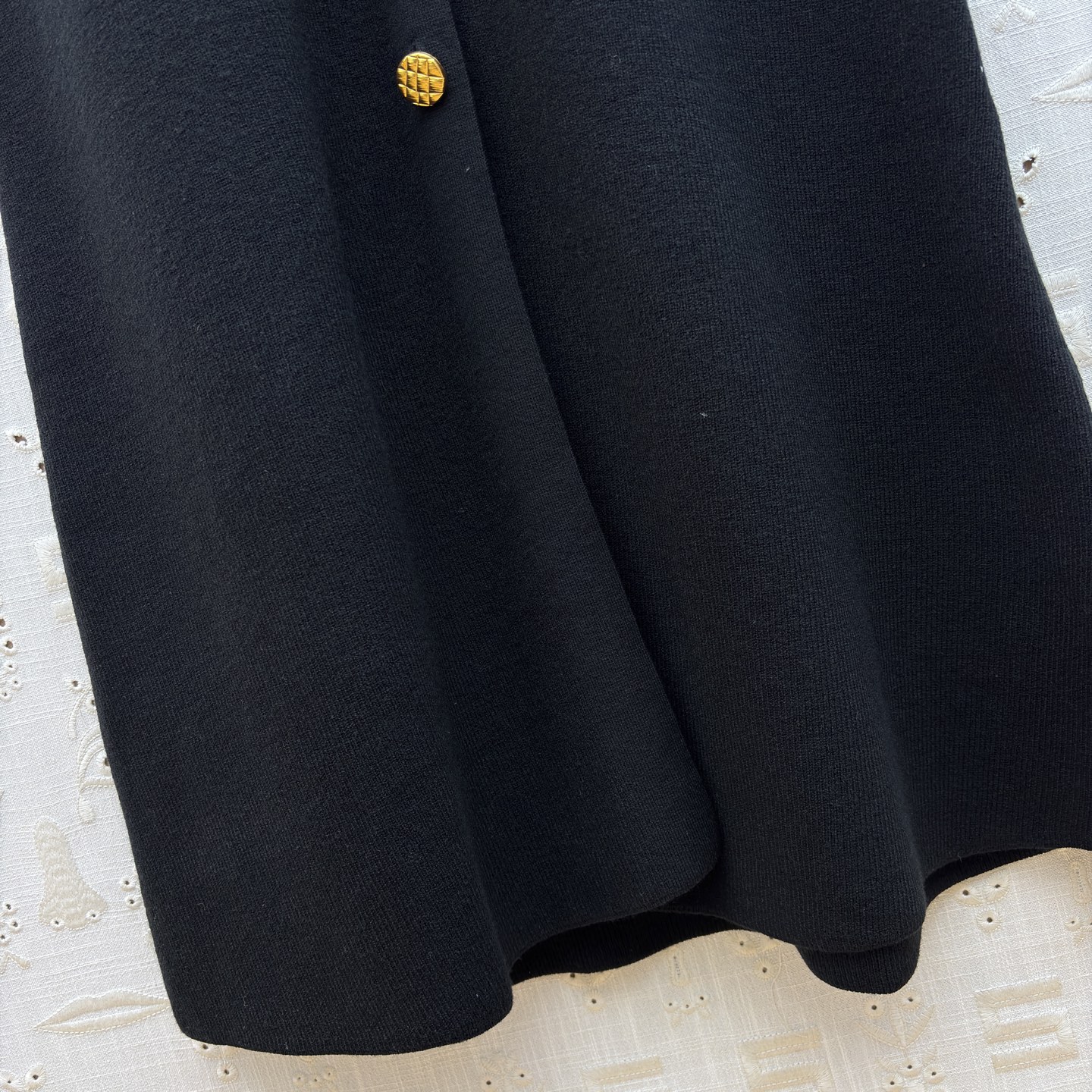 Sch 26早春 异形扣无袖针织连衣裙 以细腻坑条针织面料打造 亲肤又兼具垂坠感 经典圆领搭配纵向异形金