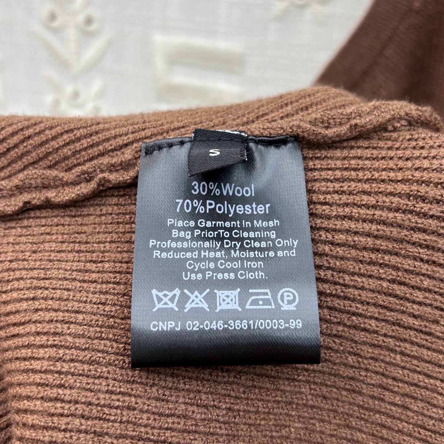 Sch 26早春 异形扣无袖针织连衣裙 以细腻坑条针织面料打造 亲肤又兼具垂坠感 经典圆领搭配纵向异形金