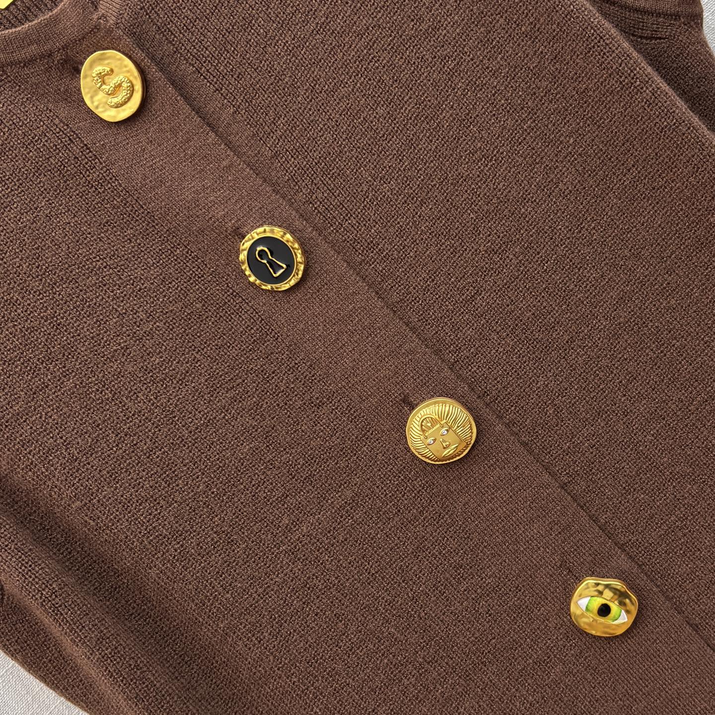 Sch 26早春 异形扣无袖针织连衣裙 以细腻坑条针织面料打造 亲肤又兼具垂坠感 经典圆领搭配纵向异形金