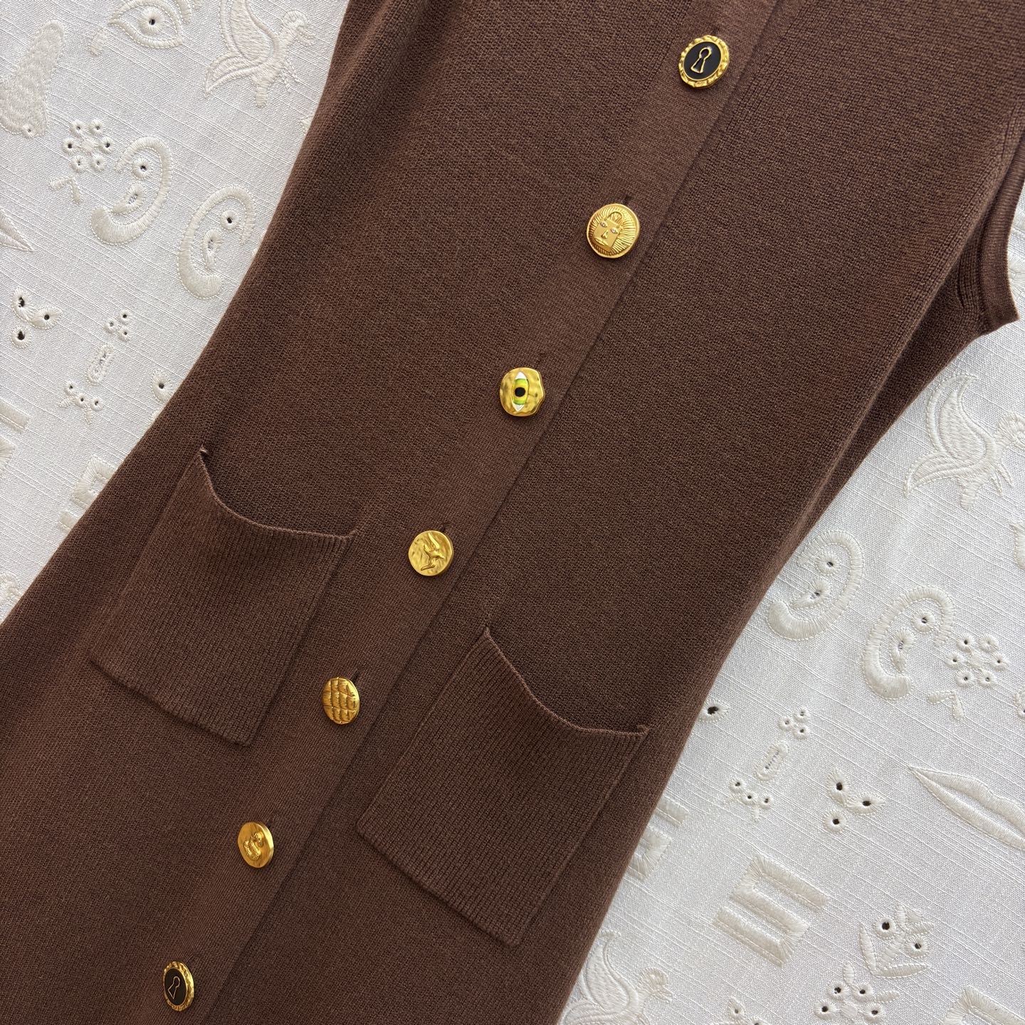 Sch 26早春 异形扣无袖针织连衣裙 以细腻坑条针织面料打造 亲肤又兼具垂坠感 经典圆领搭配纵向异形金