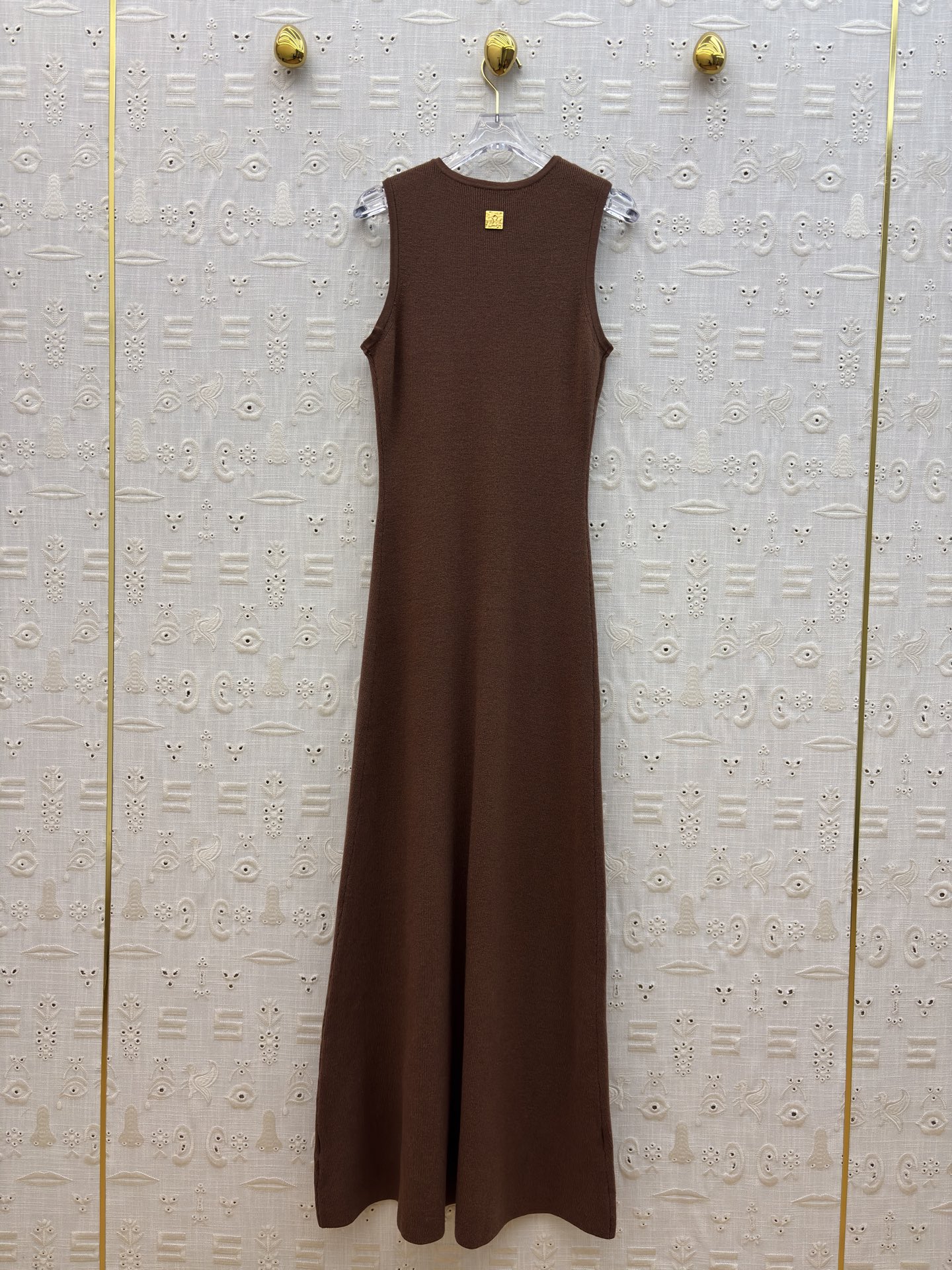 Sch 26早春 异形扣无袖针织连衣裙 以细腻坑条针织面料打造 亲肤又兼具垂坠感 经典圆领搭配纵向异形金