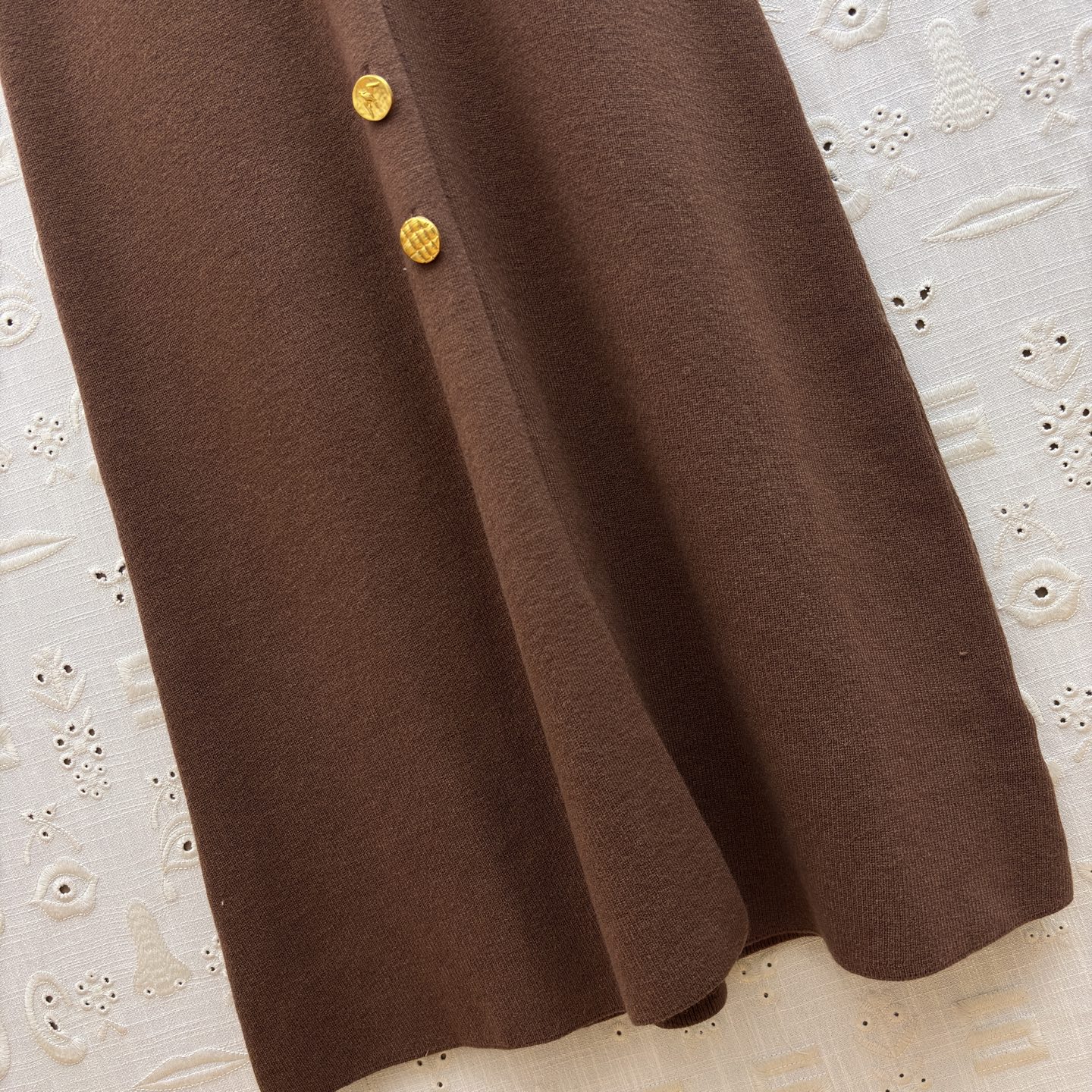 Sch 26早春 异形扣无袖针织连衣裙 以细腻坑条针织面料打造 亲肤又兼具垂坠感 经典圆领搭配纵向异形金