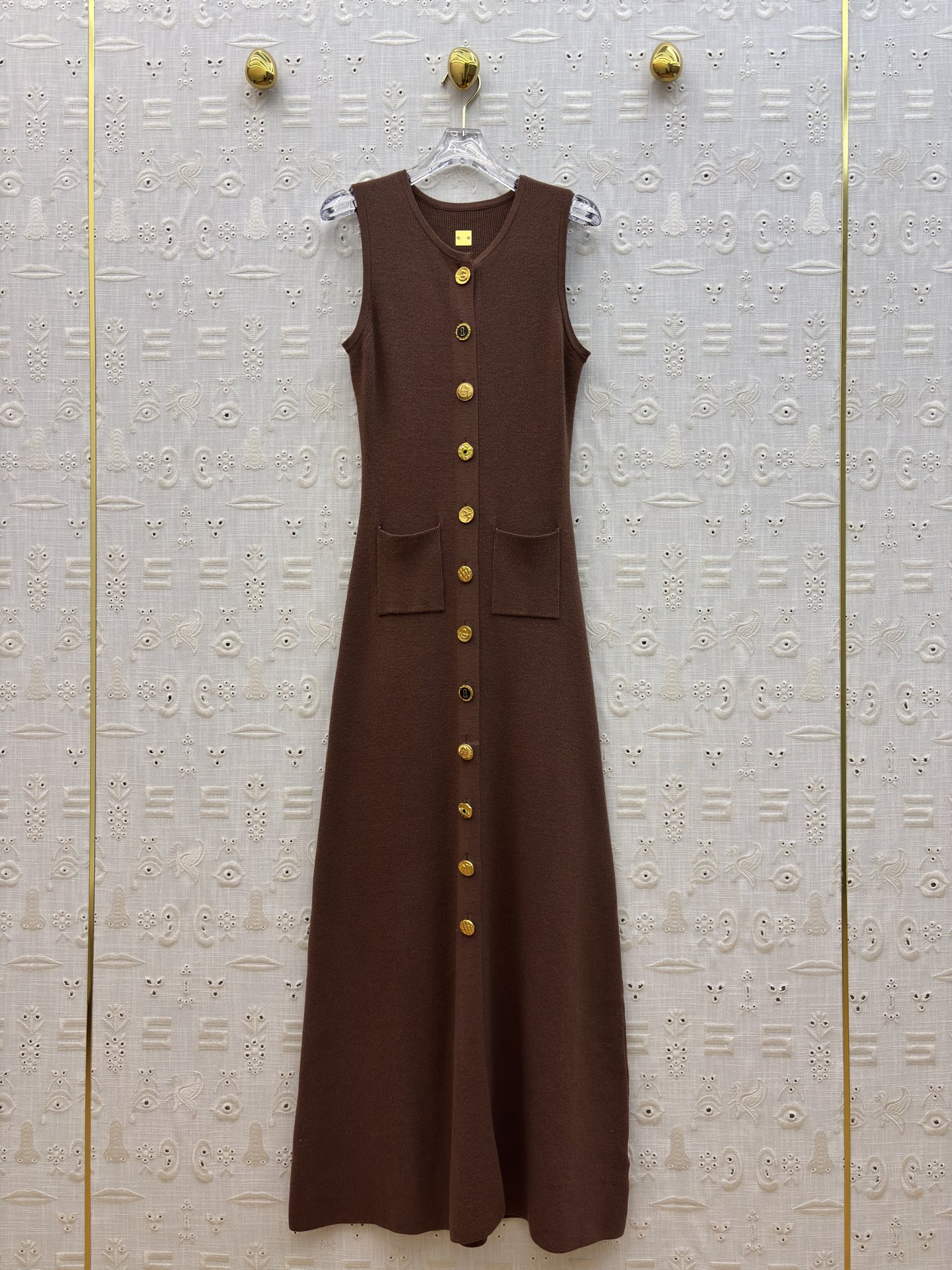 Sch 26早春 异形扣无袖针织连衣裙 以细腻坑条针织面料打造 亲肤又兼具垂坠感 经典圆领搭配纵向异形金