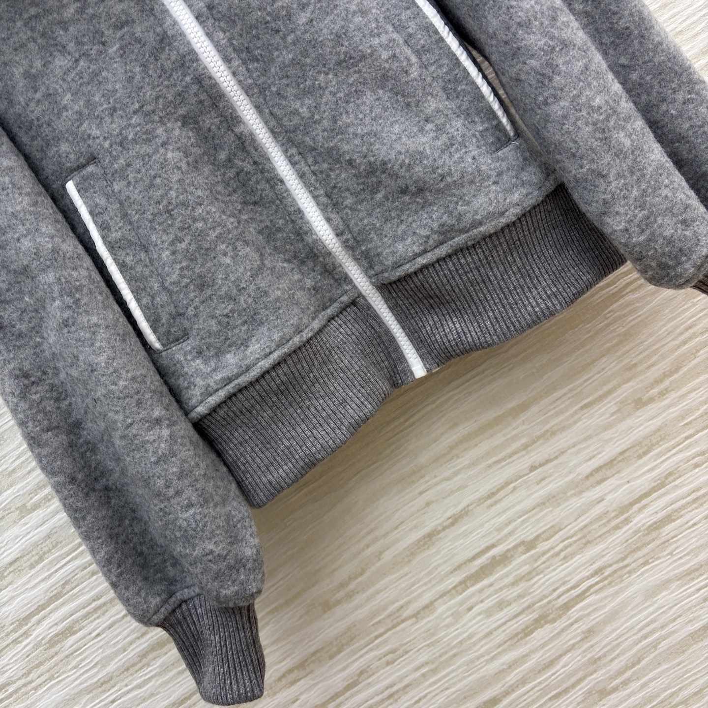 大鹅狐狸毛领 羊毛呢连帽外套 米白温柔 灰色高级 软糯质感兼顾保暖与时髦 短款版型还超显比例 冬日穿搭的