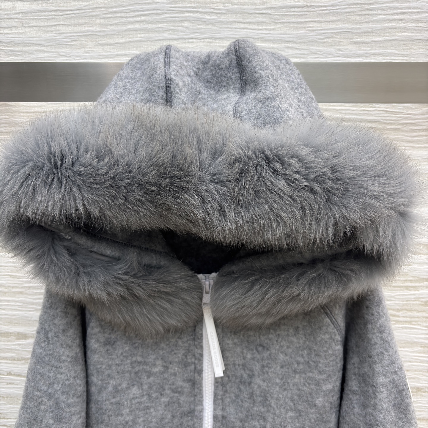 大鹅狐狸毛领 羊毛呢连帽外套 米白温柔 灰色高级 软糯质感兼顾保暖与时髦 短款版型还超显比例 冬日穿搭的