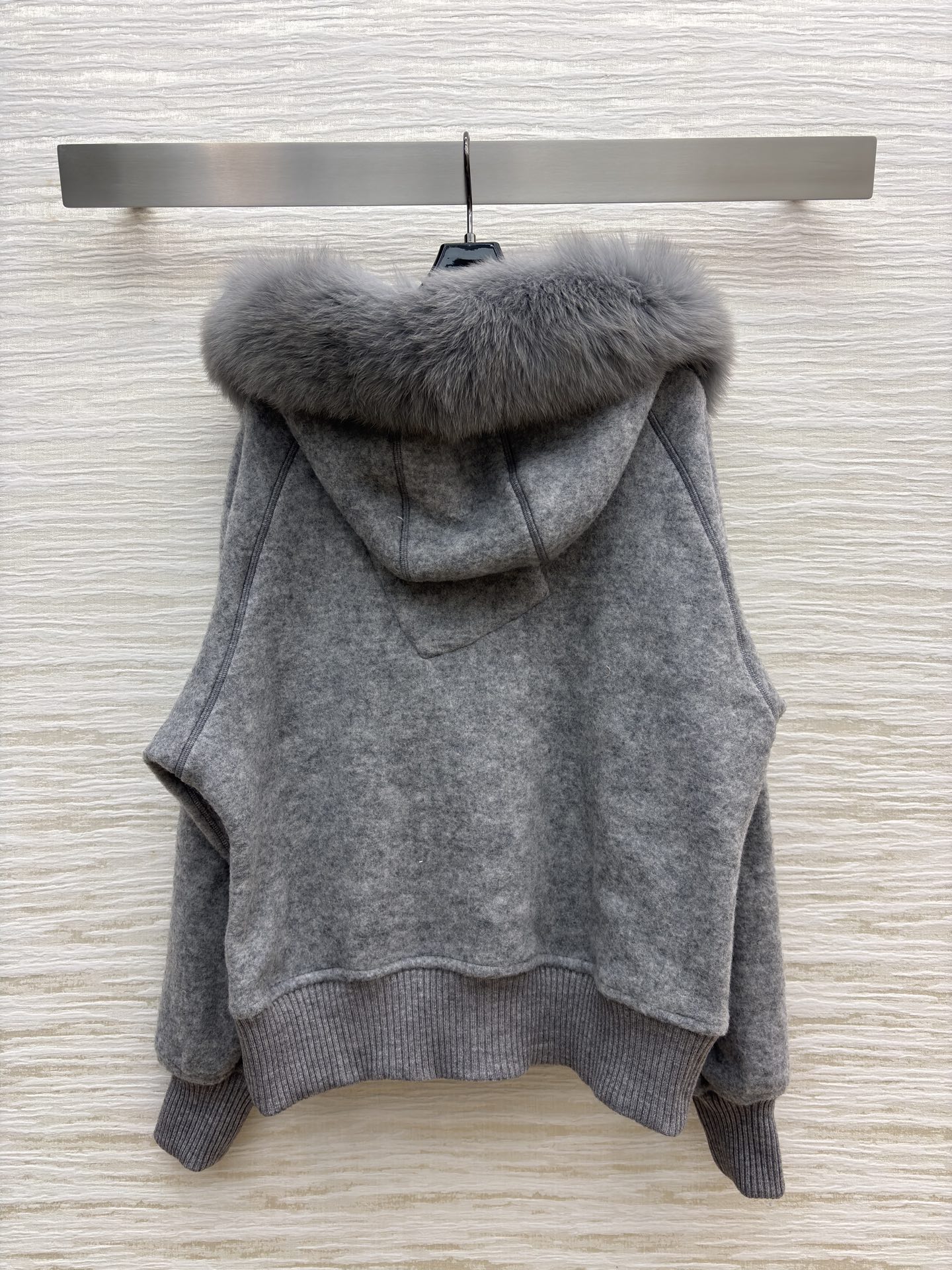 大鹅狐狸毛领 羊毛呢连帽外套 米白温柔 灰色高级 软糯质感兼顾保暖与时髦 短款版型还超显比例 冬日穿搭的