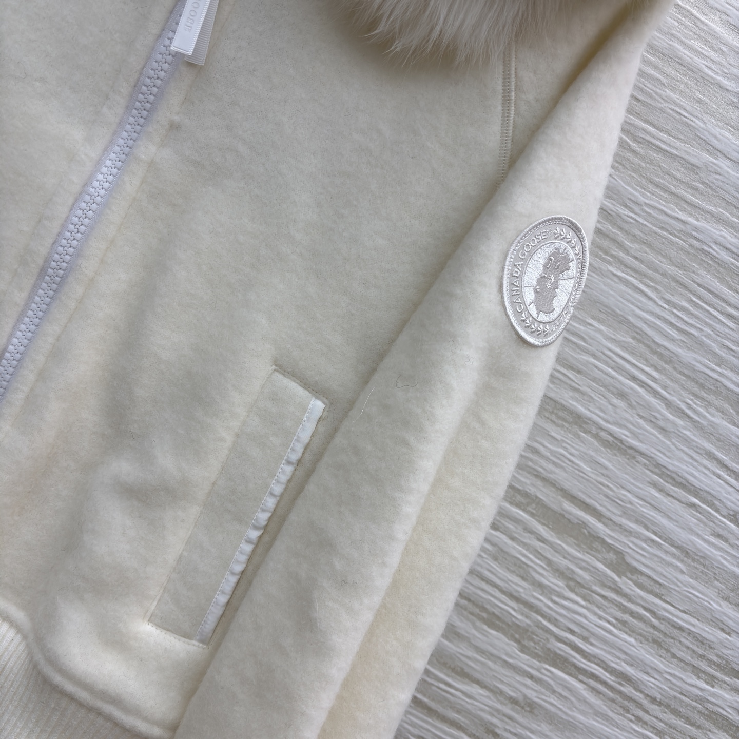 大鹅狐狸毛领 羊毛呢连帽外套 米白温柔 灰色高级 软糯质感兼顾保暖与时髦 短款版型还超显比例 冬日穿搭的