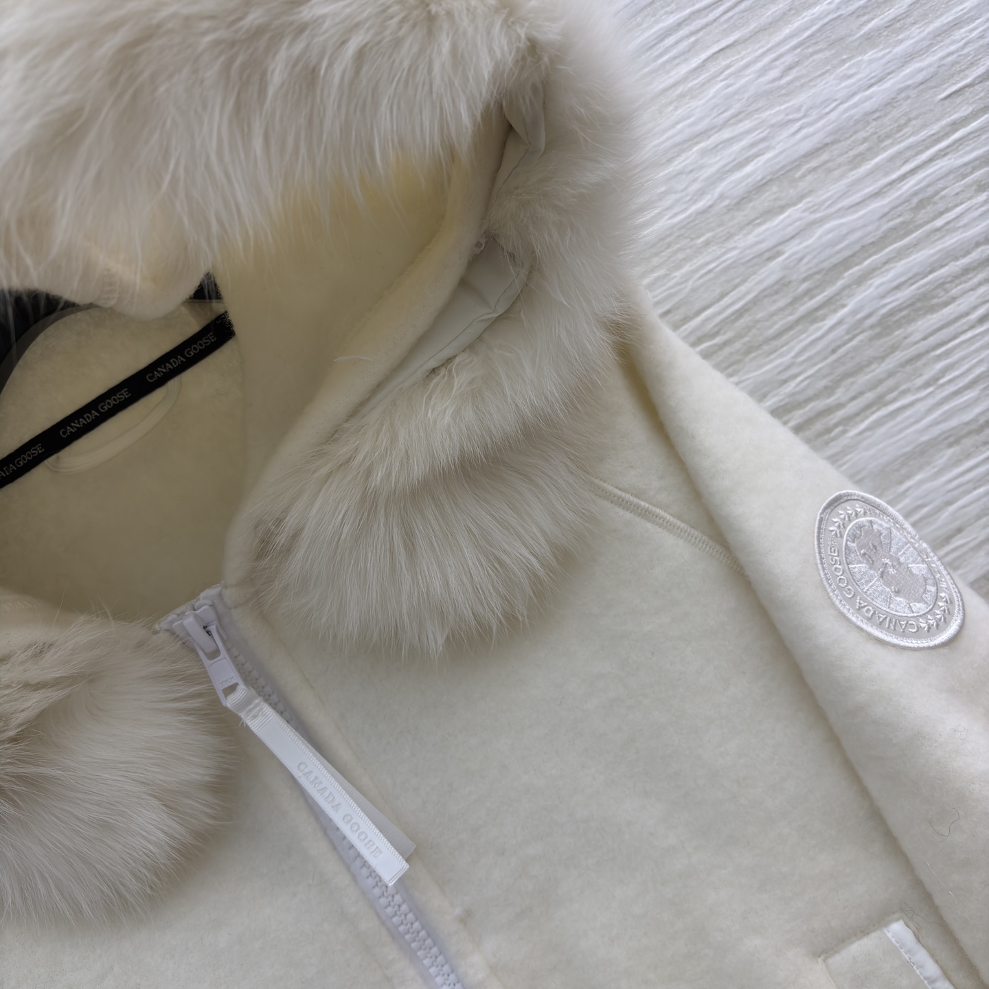 大鹅狐狸毛领 羊毛呢连帽外套 米白温柔 灰色高级 软糯质感兼顾保暖与时髦 短款版型还超显比例 冬日穿搭的