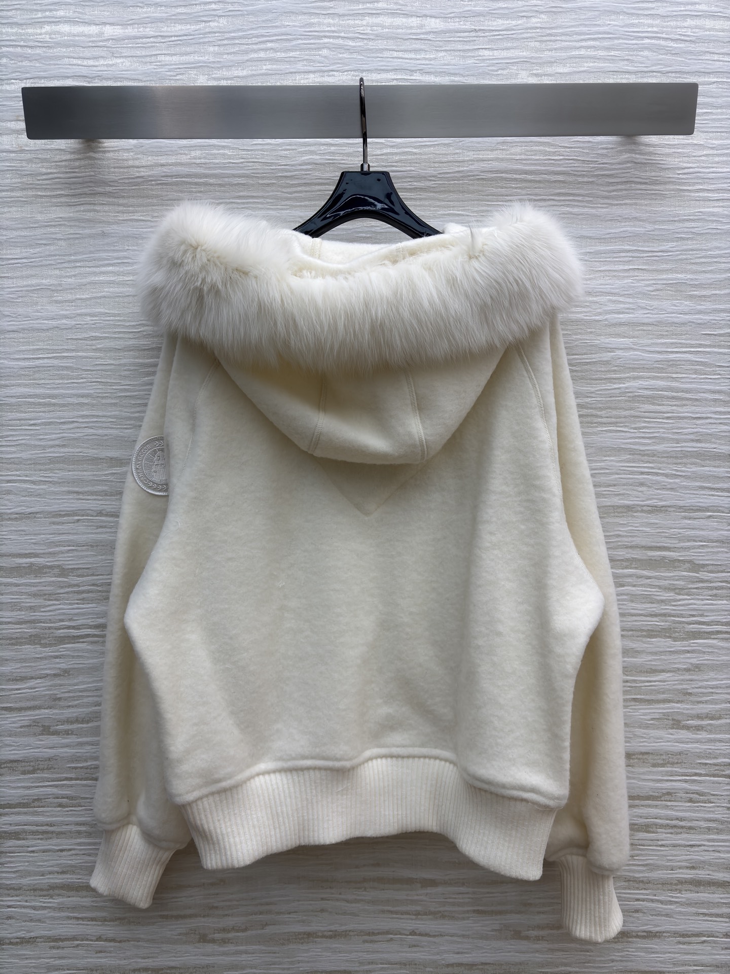 大鹅狐狸毛领 羊毛呢连帽外套 米白温柔 灰色高级 软糯质感兼顾保暖与时髦 短款版型还超显比例 冬日穿搭的