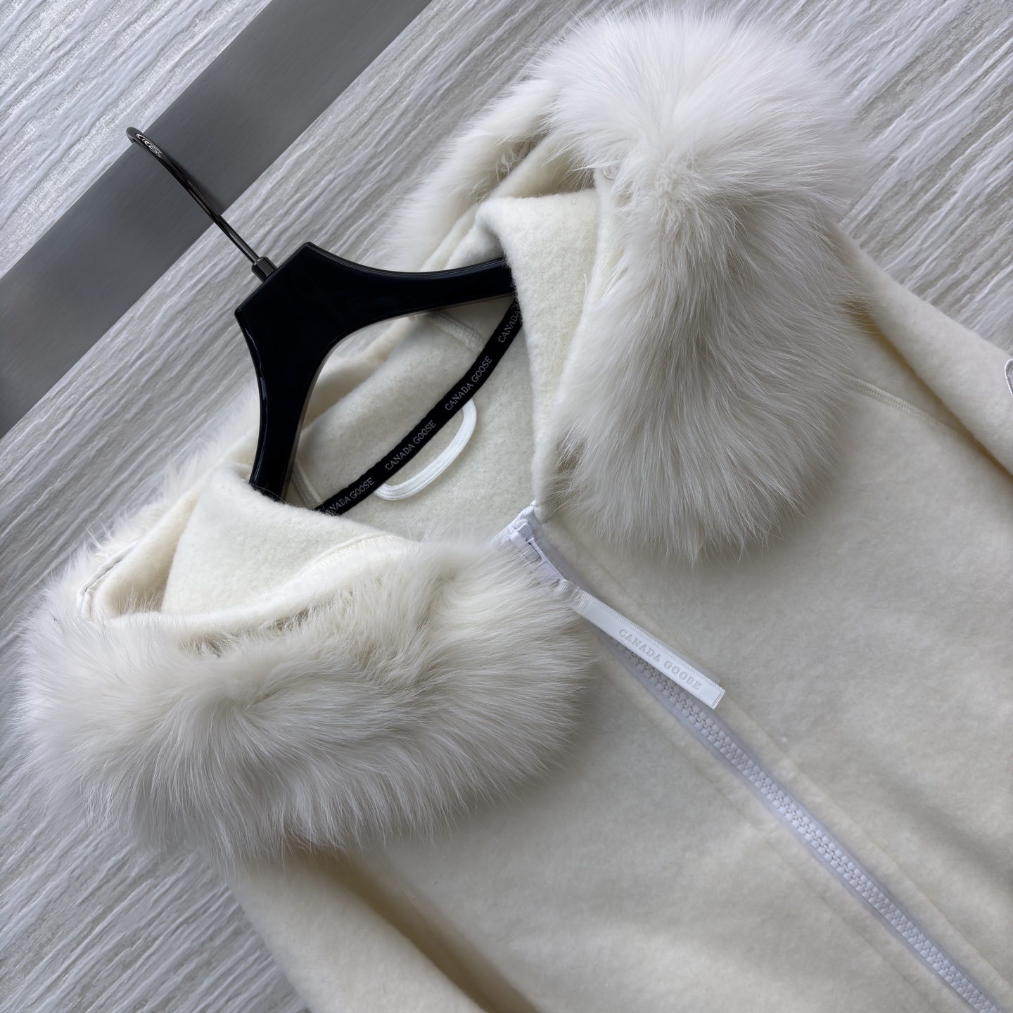 大鹅狐狸毛领 羊毛呢连帽外套 米白温柔 灰色高级 软糯质感兼顾保暖与时髦 短款版型还超显比例 冬日穿搭的