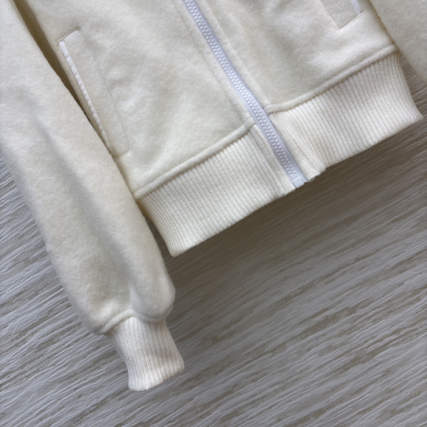 大鹅狐狸毛领 羊毛呢连帽外套 米白温柔 灰色高级 软糯质感兼顾保暖与时髦 短款版型还超显比例 冬日穿搭的