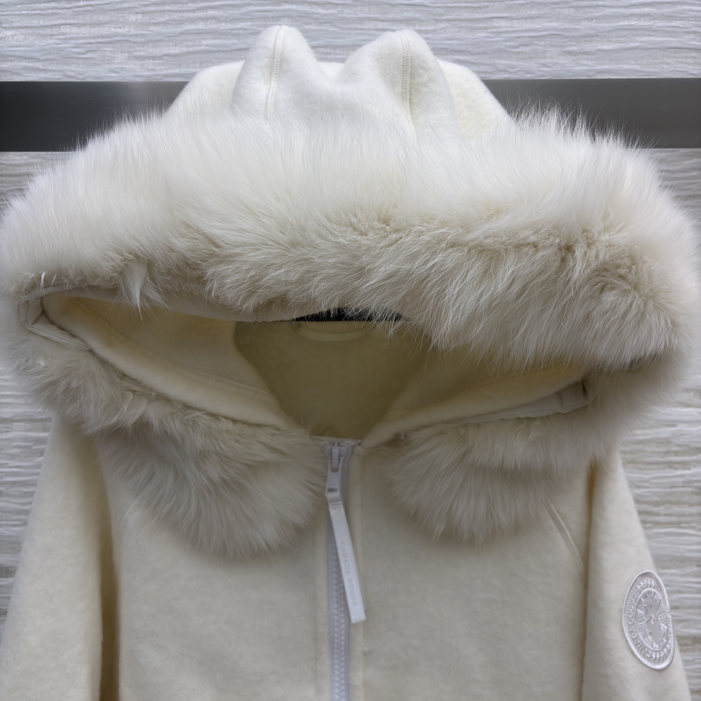 大鹅狐狸毛领 羊毛呢连帽外套 米白温柔 灰色高级 软糯质感兼顾保暖与时髦 短款版型还超显比例 冬日穿搭的