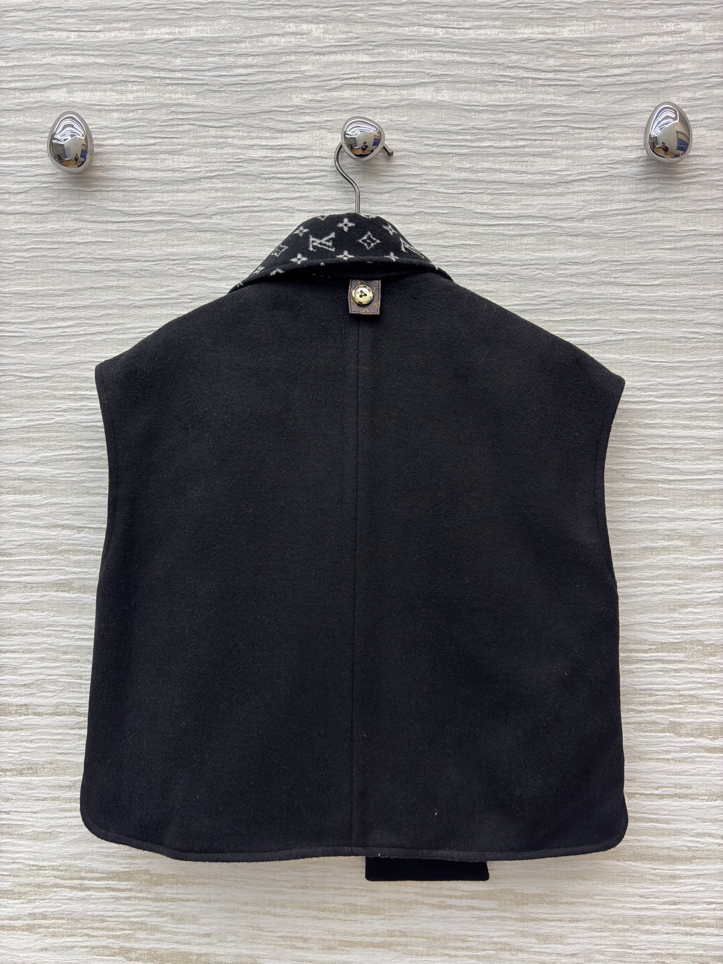 L家 26早春新款 老花围巾马甲 羊毛混纺材质 里面经典Monogram老花图案 品牌辨识度超高！无袖短