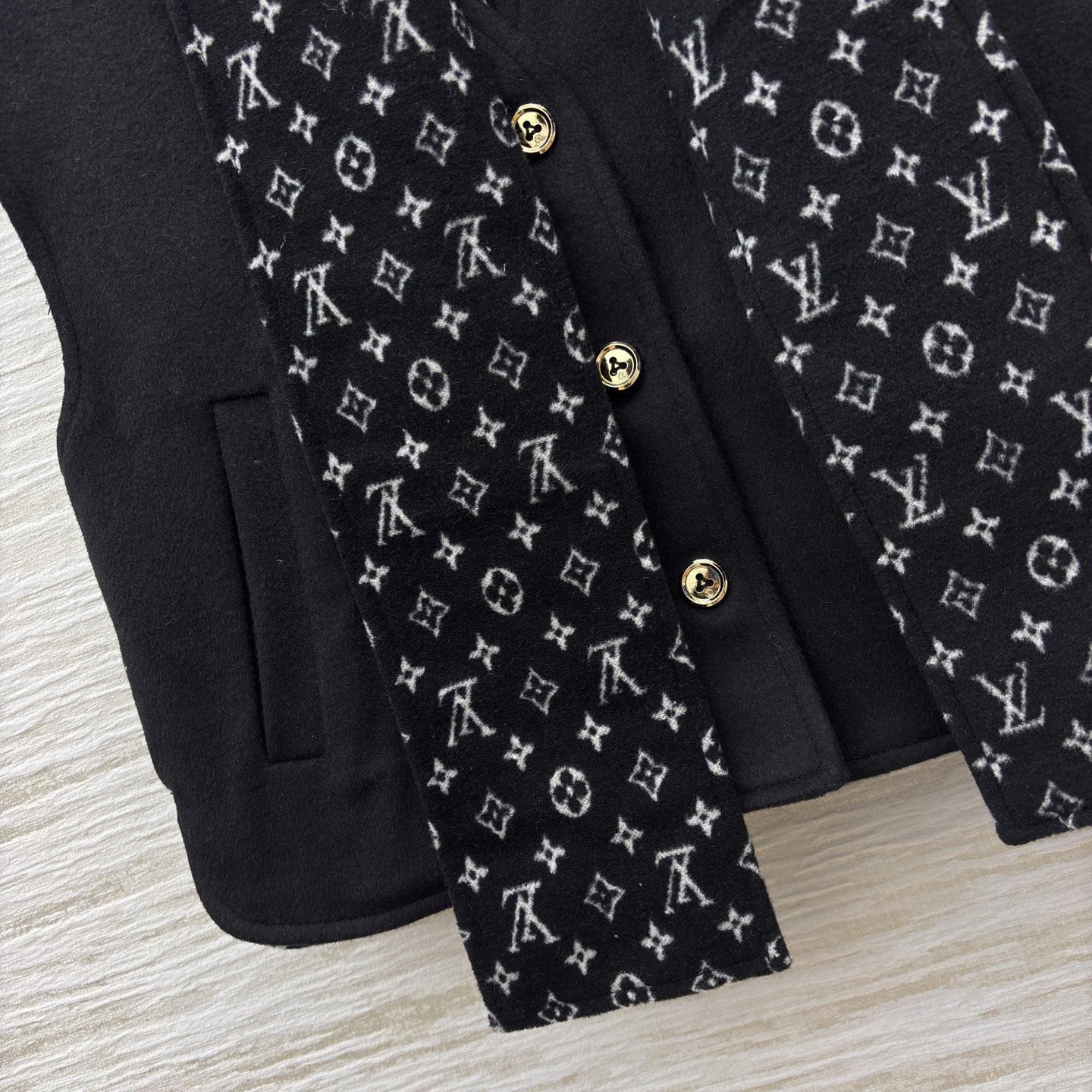 L家 26早春新款 老花围巾马甲 羊毛混纺材质 里面经典Monogram老花图案 品牌辨识度超高！无袖短