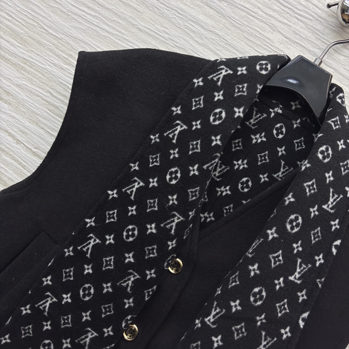 L家 26早春新款 老花围巾马甲 羊毛混纺材质 里面经典Monogram老花图案 品牌辨识度超高！无袖短