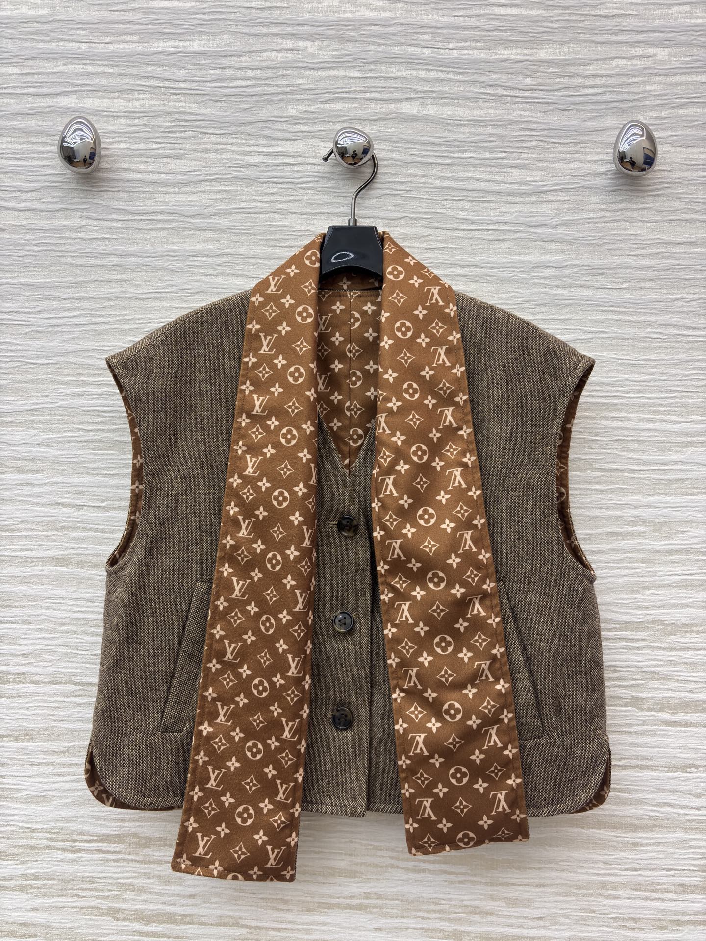 L家 26早春新款 老花围巾马甲 羊毛混纺材质 里面经典Monogram老花图案 品牌辨识度超高！短款版