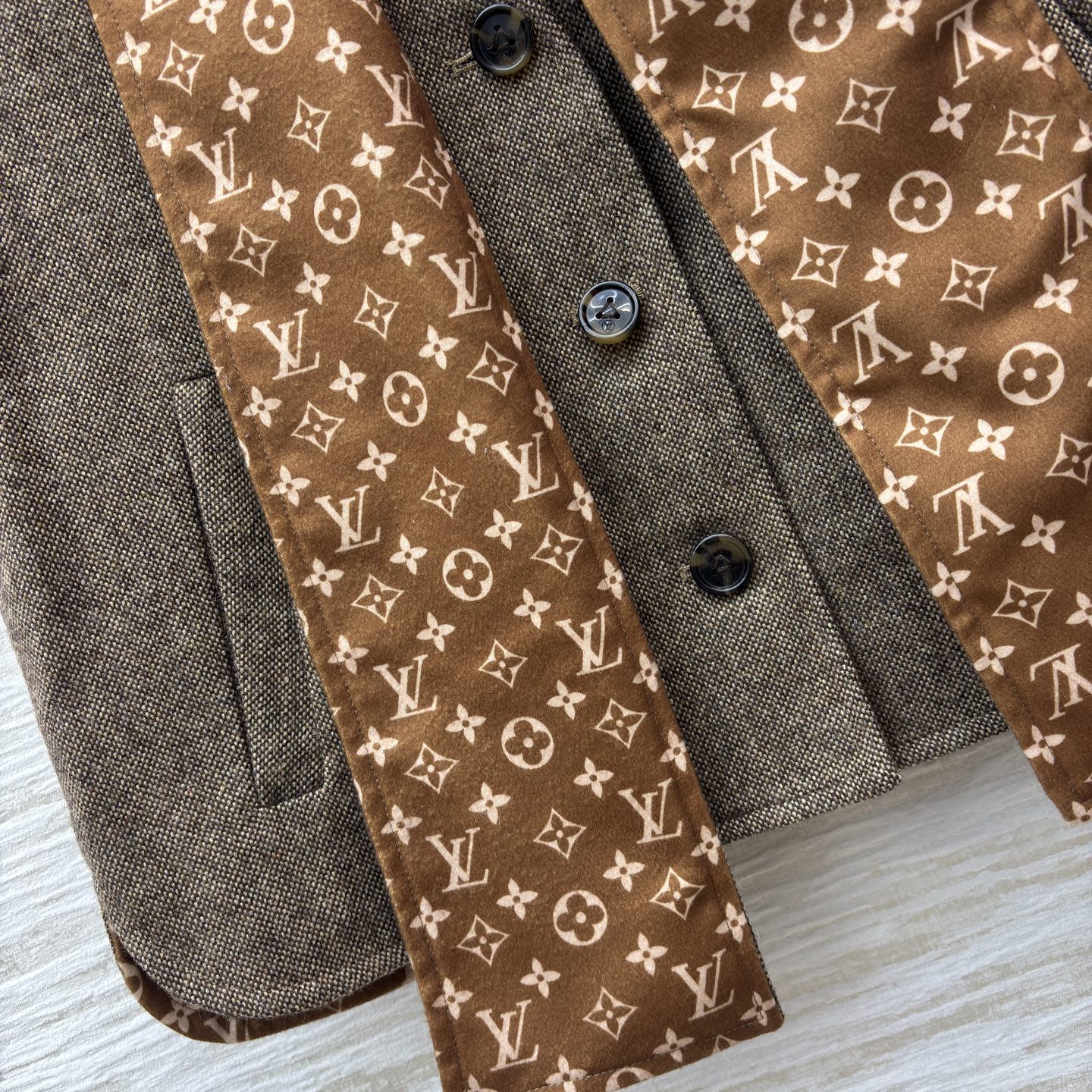 L家 26早春新款 老花围巾马甲 羊毛混纺材质 里面经典Monogram老花图案 品牌辨识度超高！短款版