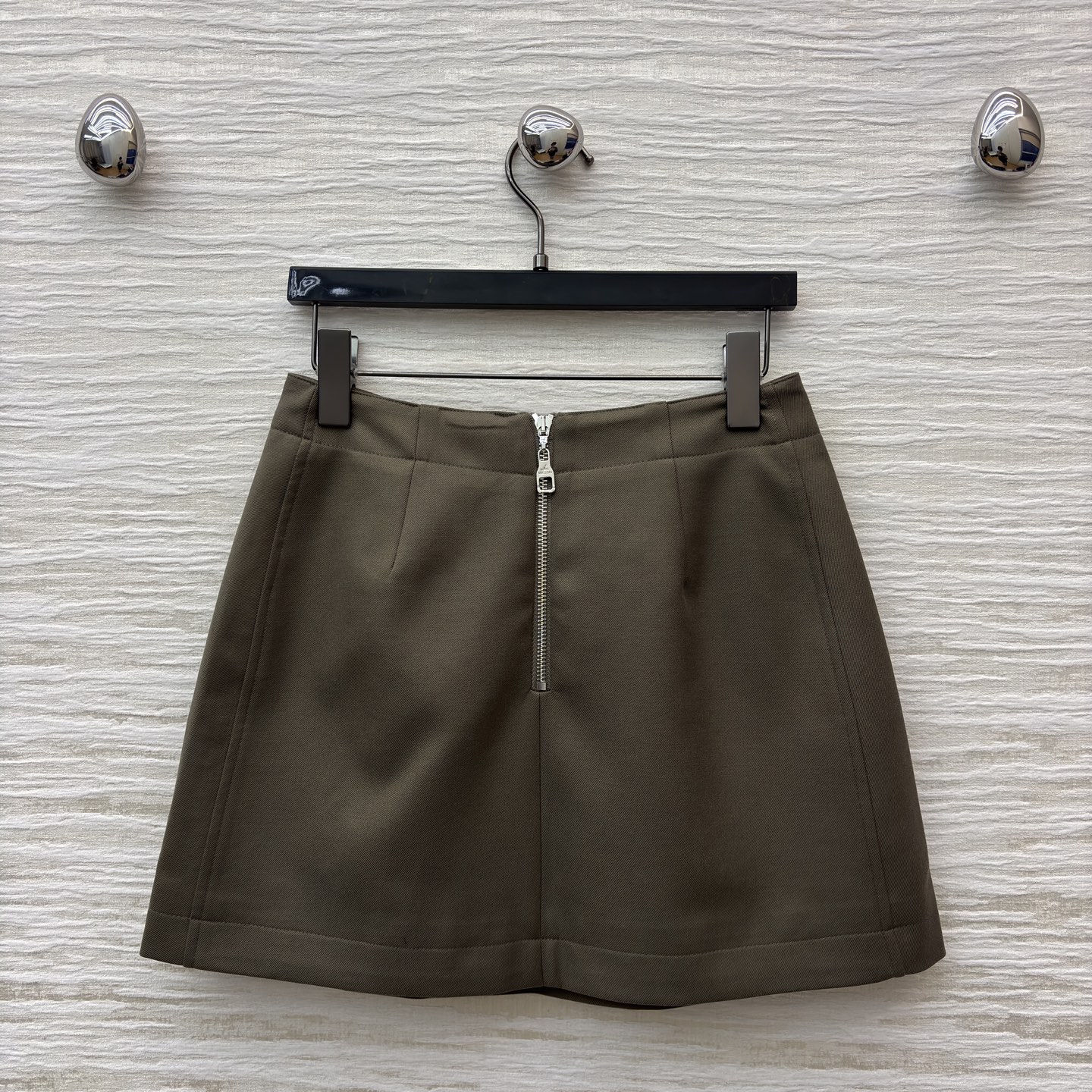 L家 26早春新款 灰绿色皮扣装饰压褶短裙 压褶设计+棕色皮扣腰带装饰 轻松拉高腰线 优化身材比例 特别