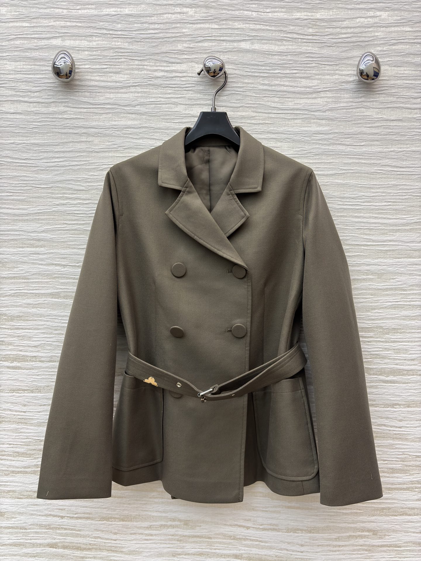 L家 26早春新款 灰绿色双排扣收腰西装外套 双排扣+西装领 复古又时髦 收腰设计配可拆卸腰带 轻松修饰