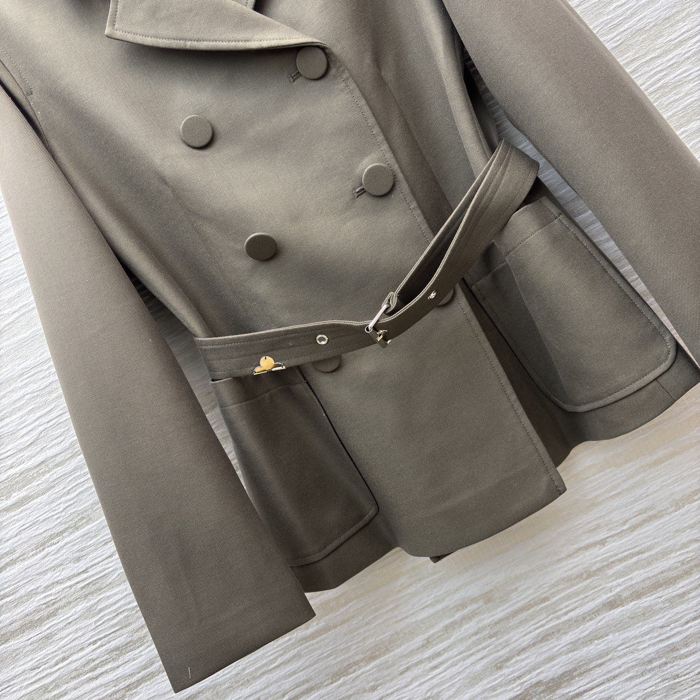 L家 26早春新款 灰绿色双排扣收腰西装外套 双排扣+西装领 复古又时髦 收腰设计配可拆卸腰带 轻松修饰