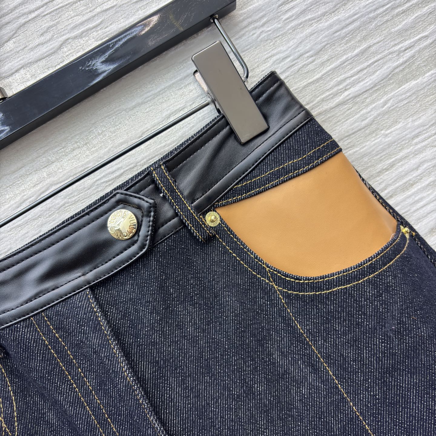 L家 26早春新款 皮革高腰直筒牛仔裤 深色牛仔布+皮革口袋装饰 复古又现代！高腰设计修饰腰线 直筒剪裁