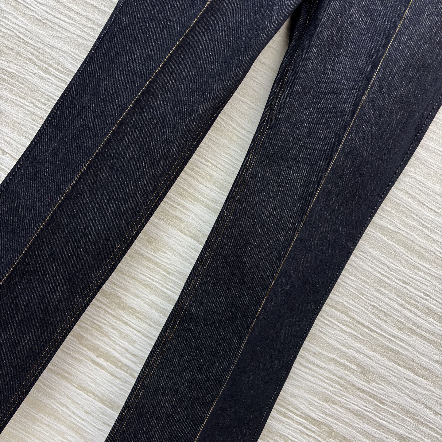 L家 26早春新款 皮革高腰直筒牛仔裤 深色牛仔布+皮革口袋装饰 复古又现代！高腰设计修饰腰线 直筒剪裁