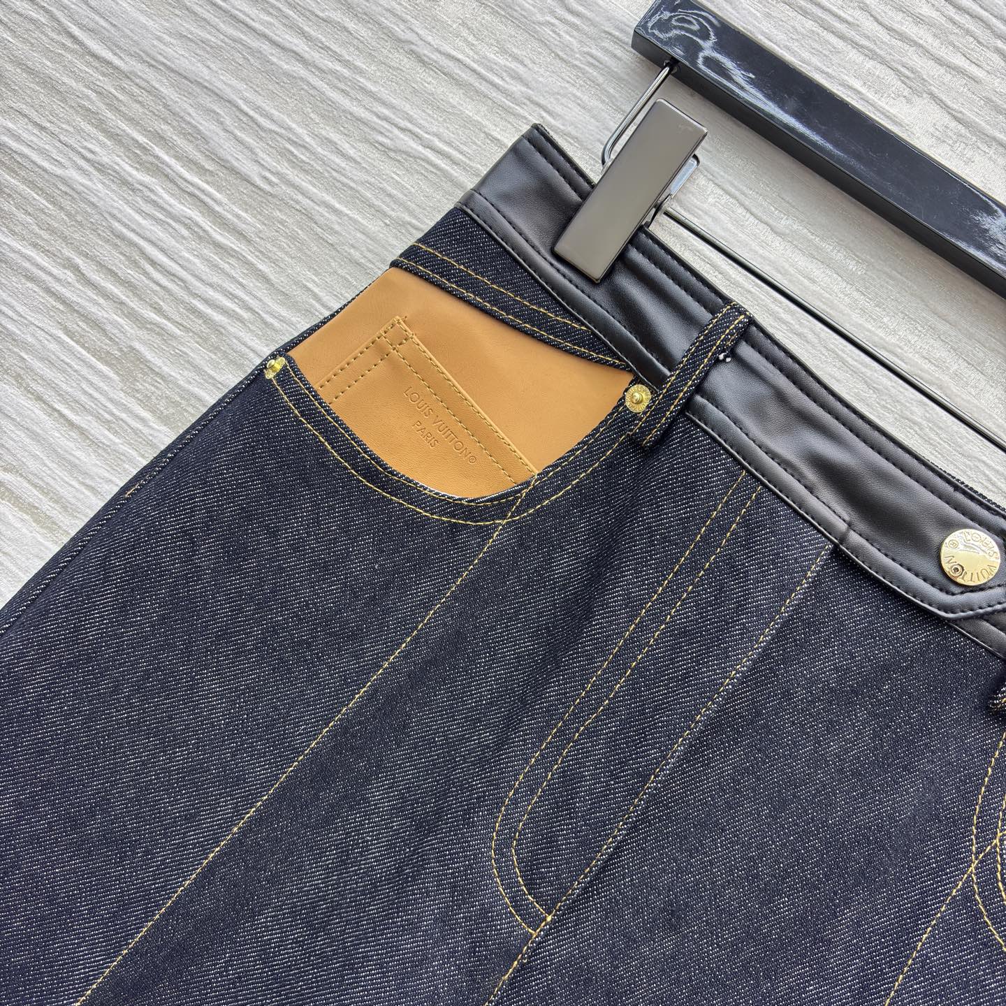 L家 26早春新款 皮革高腰直筒牛仔裤 深色牛仔布+皮革口袋装饰 复古又现代！高腰设计修饰腰线 直筒剪裁