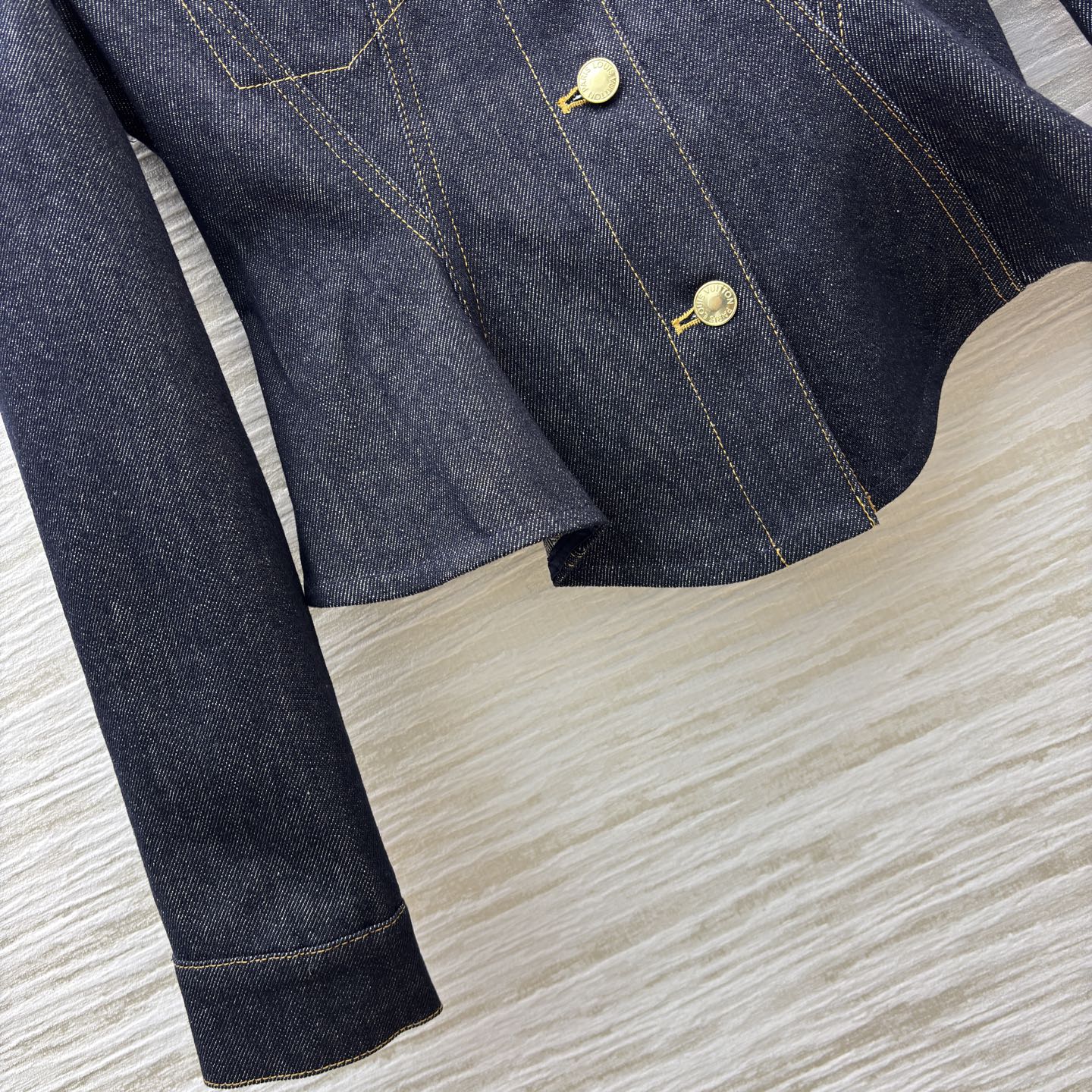 L家 26早春新款 翻领收腰牛仔外套 深色水洗牛仔布+金属纽扣 复古又时髦！收腰剪裁超显身材 短款设计搭