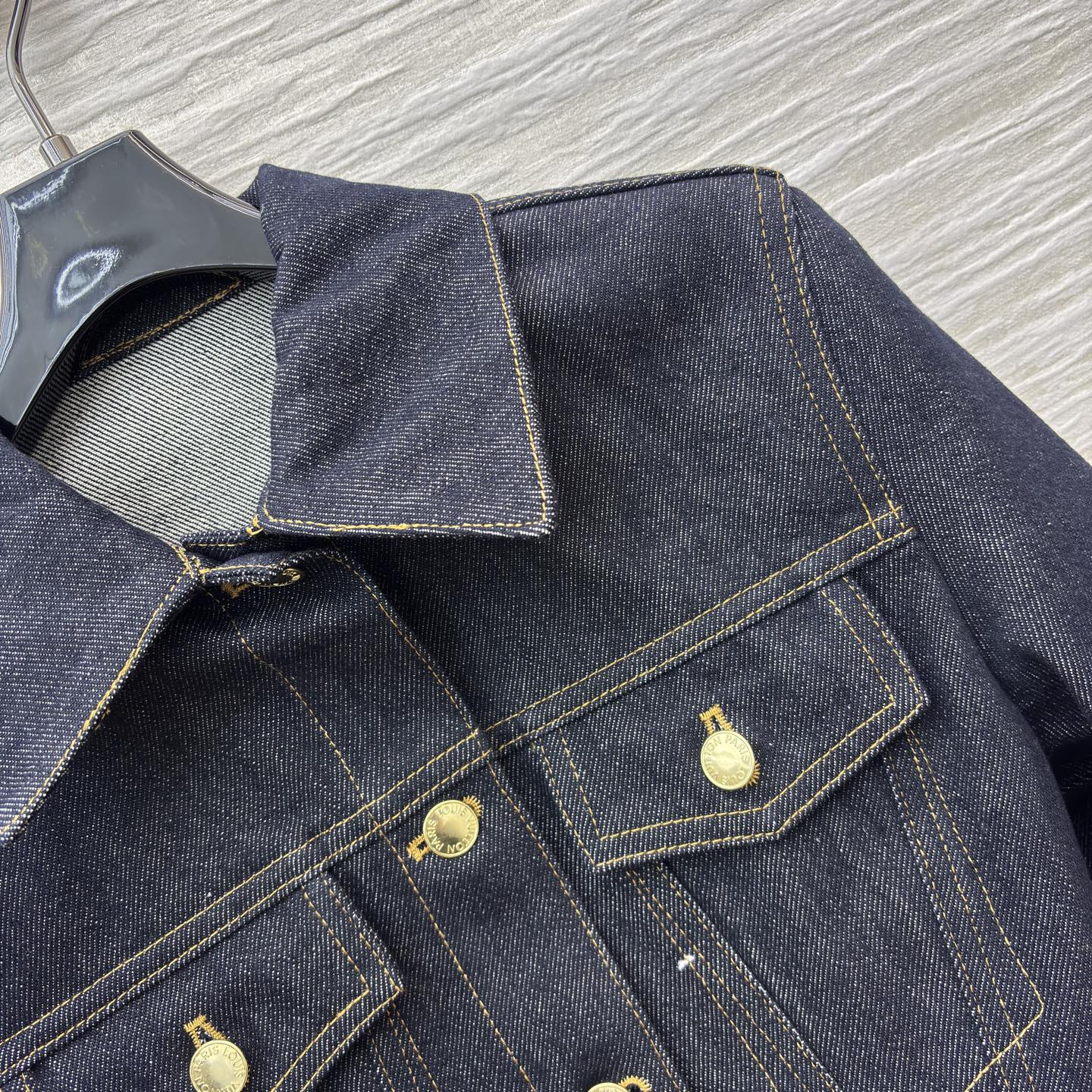 L家 26早春新款 翻领收腰牛仔外套 深色水洗牛仔布+金属纽扣 复古又时髦！收腰剪裁超显身材 短款设计搭