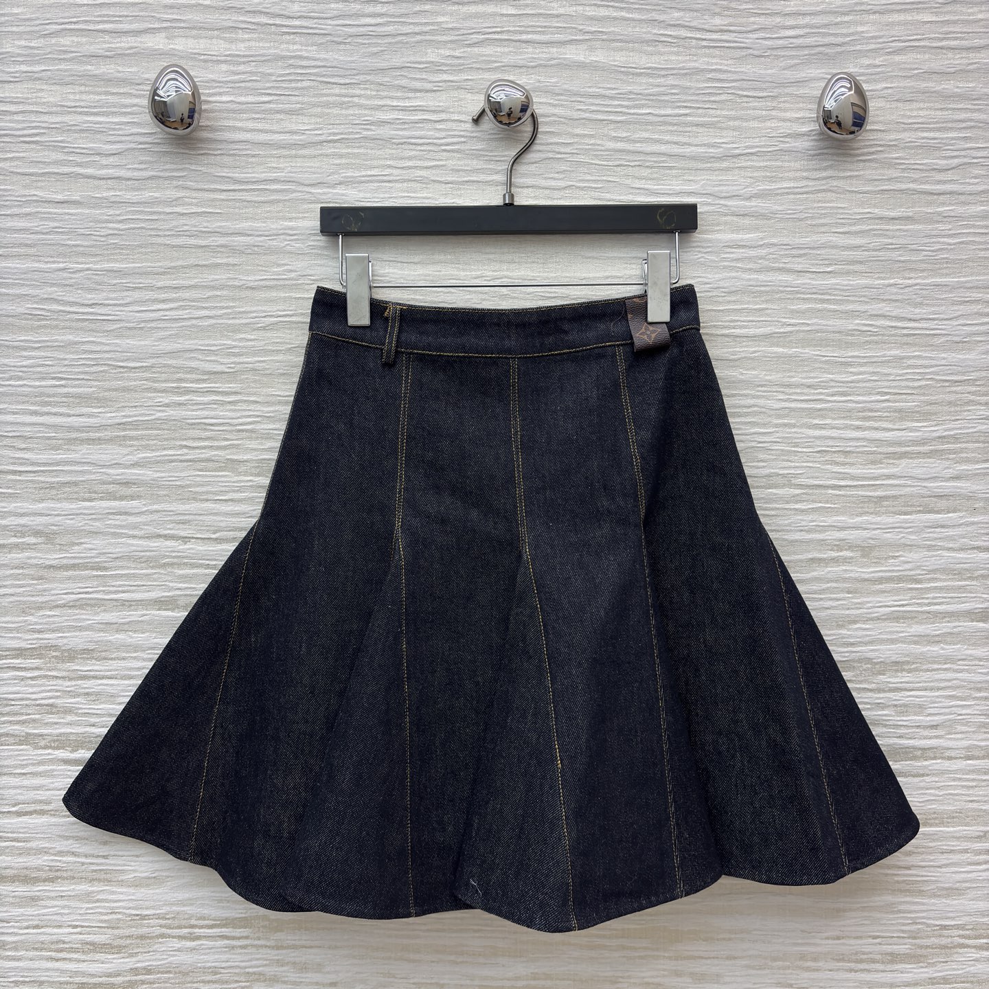 L家 26早春新款 高腰A字牛仔半身裙 深蓝丹宁面料 经典牛仔质感 黄色明线缝制超有复古感 腰部老花皮革
