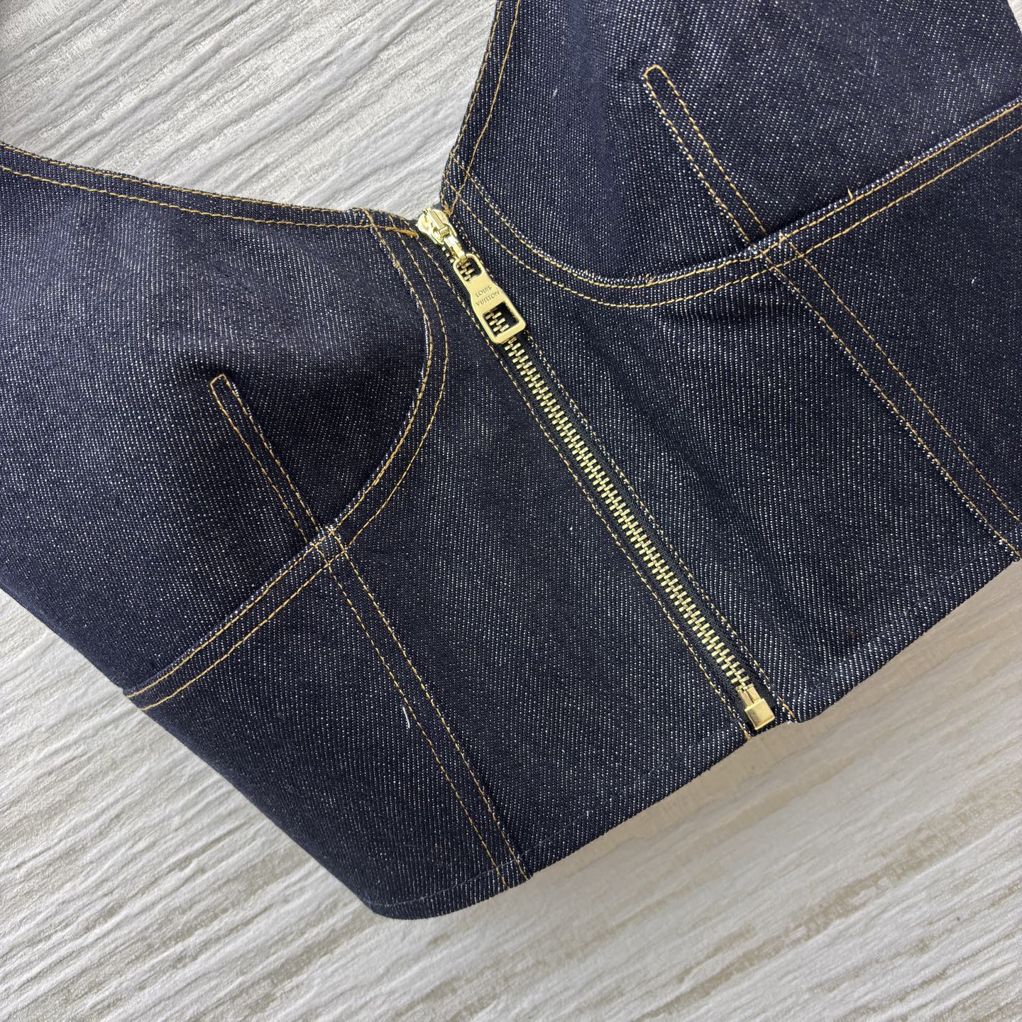 L家 26早春新款 深蓝牛仔拉链背心 高品质牛仔布 深蓝色调+金属拉链设计 复古又现代 无袖修身剪裁 V