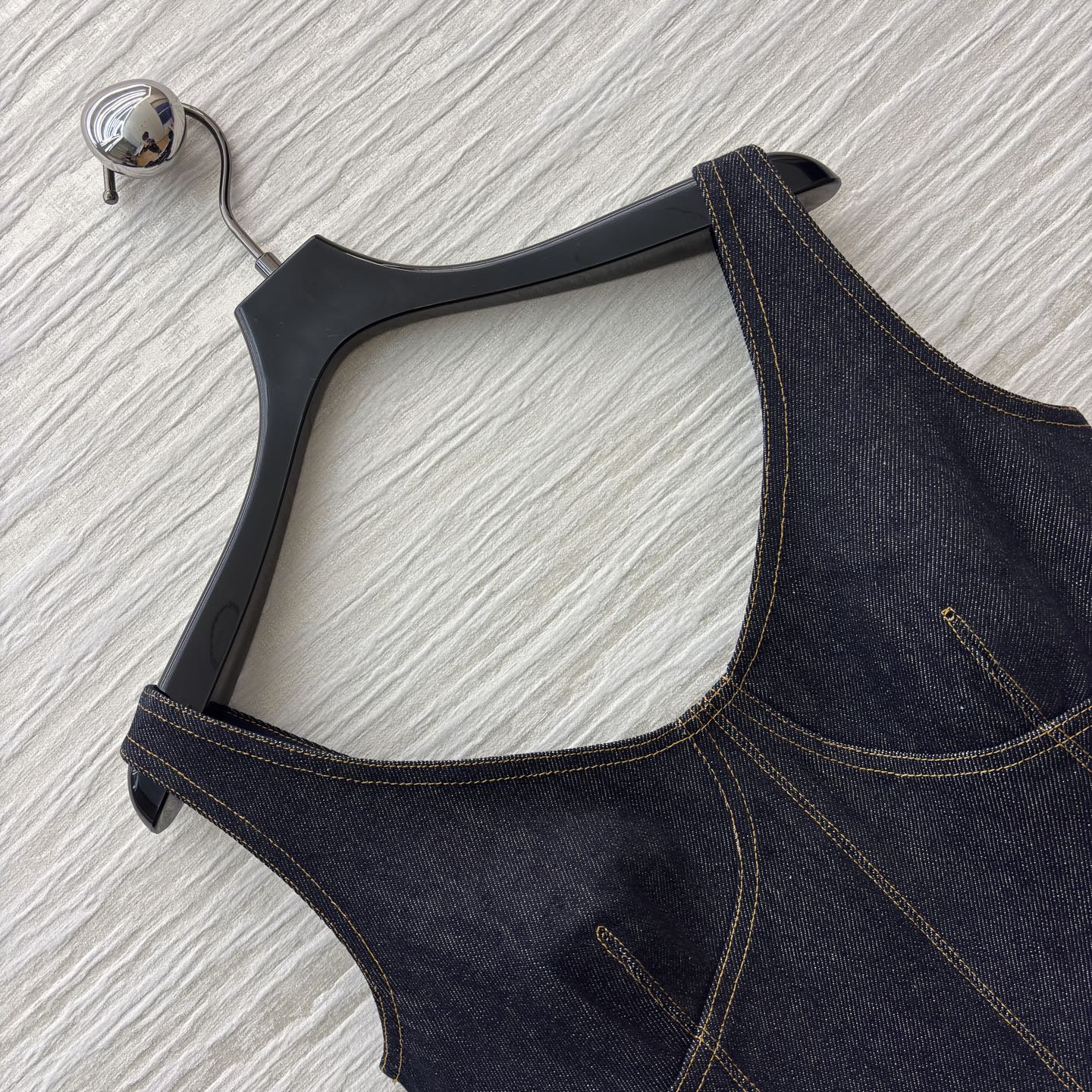 L家 26早春新款 吊带牛仔连衣裙 深色水洗丹宁面料+复古黄色明线 辨识度超高！吊带V领设计修饰肩颈 收