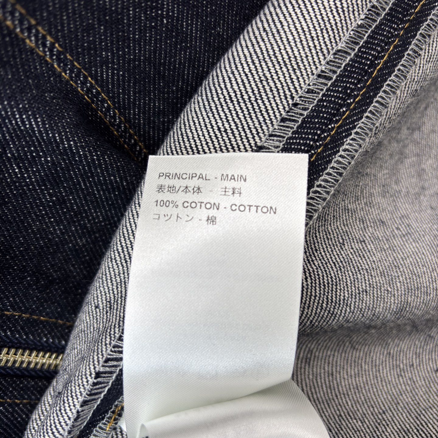 L家 26早春新款 吊带牛仔连衣裙 深色水洗丹宁面料+复古黄色明线 辨识度超高！吊带V领设计修饰肩颈 收