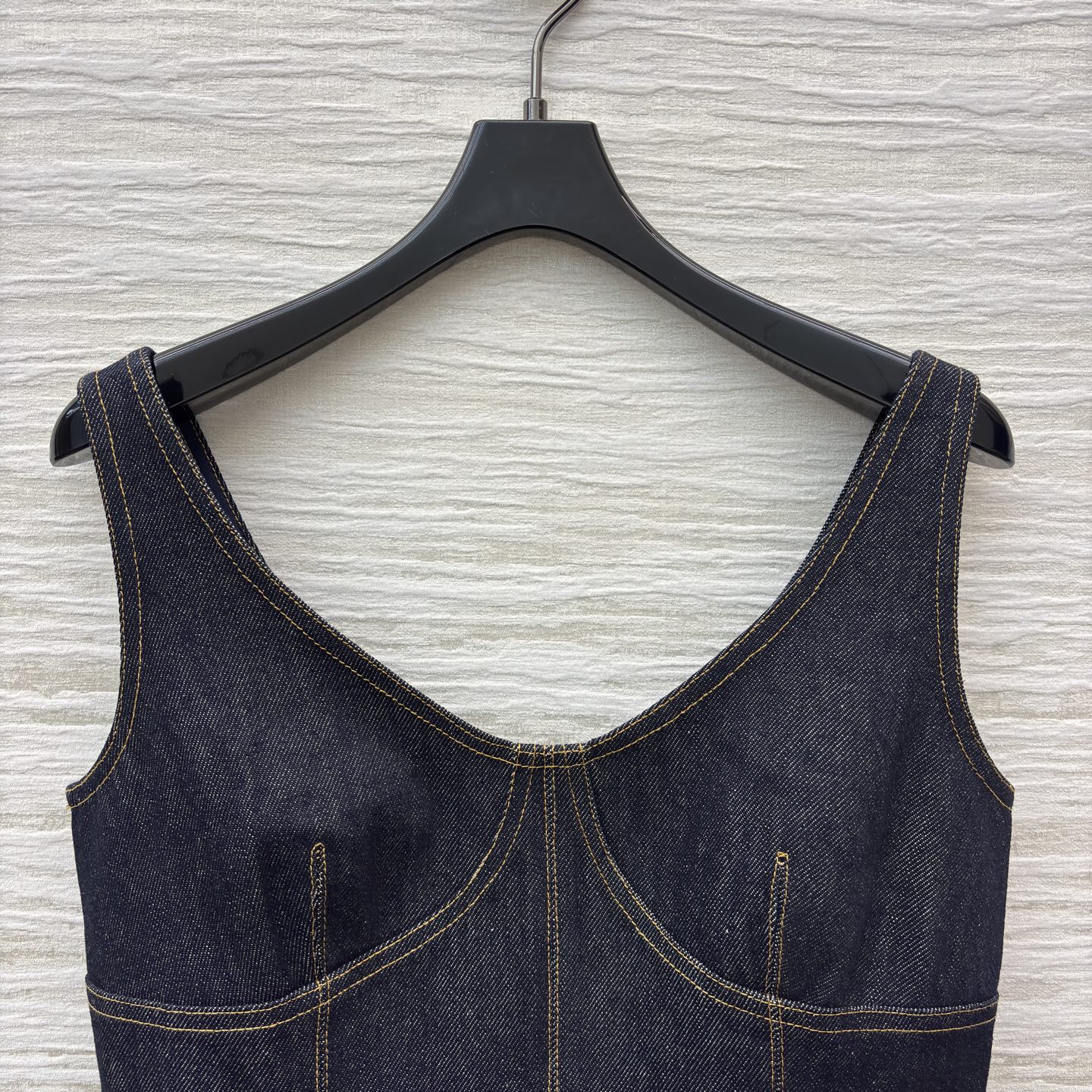 L家 26早春新款 吊带牛仔连衣裙 深色水洗丹宁面料+复古黄色明线 辨识度超高！吊带V领设计修饰肩颈 收