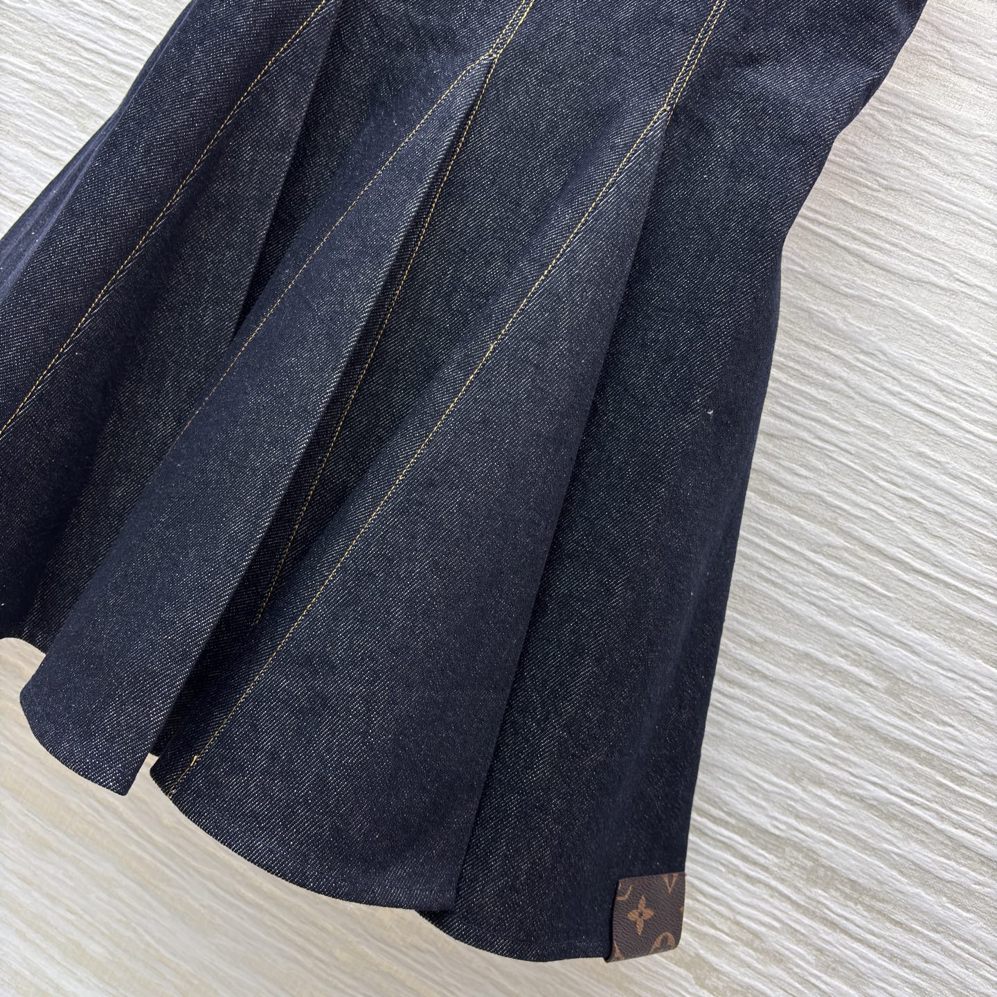 L家 26早春新款 吊带牛仔连衣裙 深色水洗丹宁面料+复古黄色明线 辨识度超高！吊带V领设计修饰肩颈 收