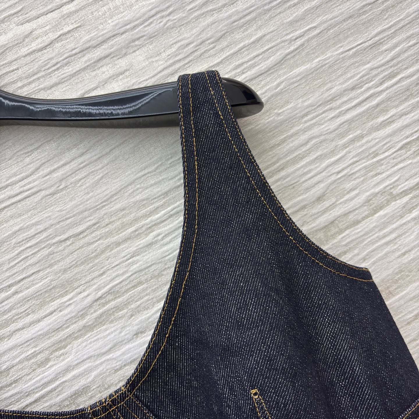 L家 26早春新款 吊带牛仔连衣裙 深色水洗丹宁面料+复古黄色明线 辨识度超高！吊带V领设计修饰肩颈 收