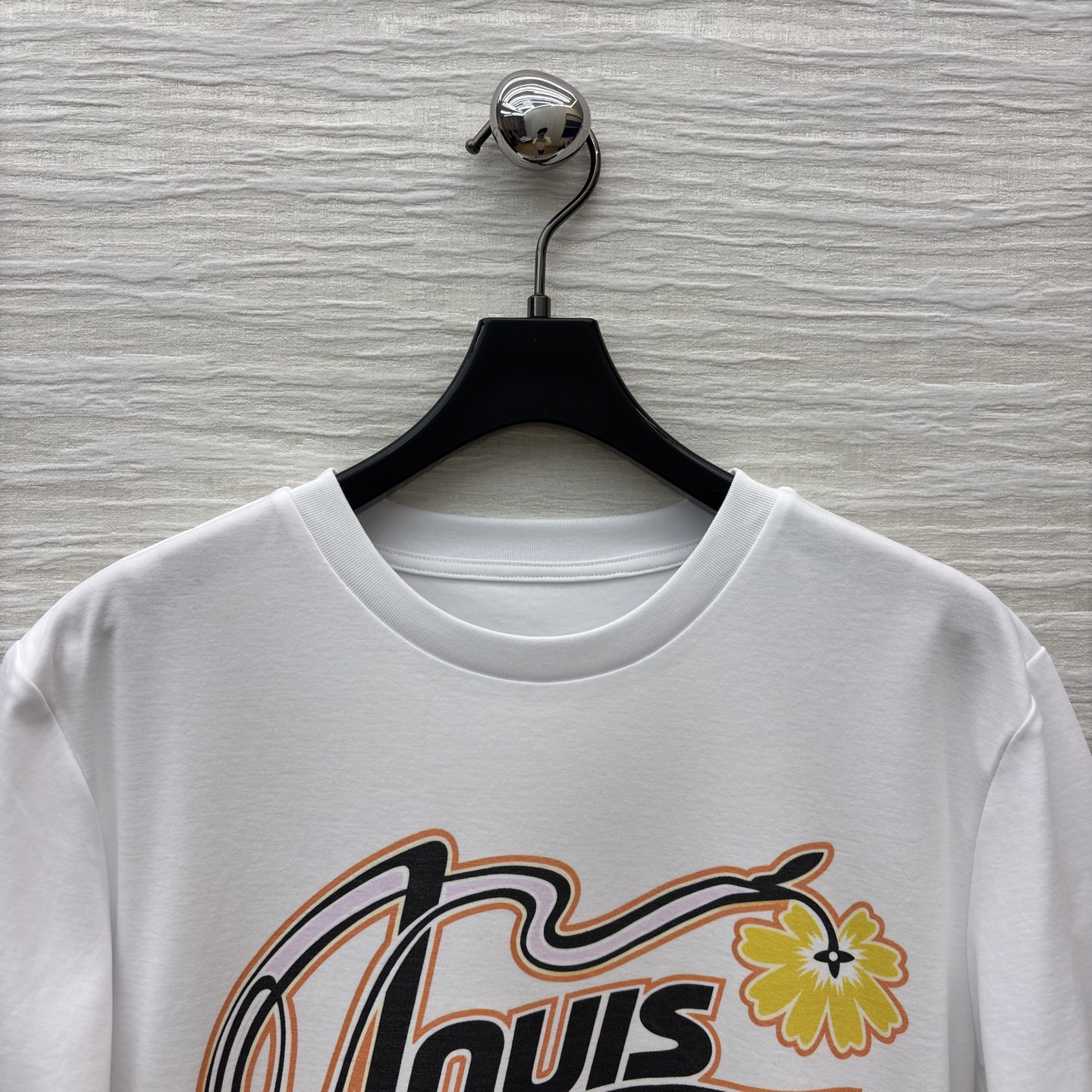 L家 26春夏新款 印花白色短袖T恤 正面是品牌标志+花卉印花 艺术感满满！纯棉材质 柔软透气 春夏穿超