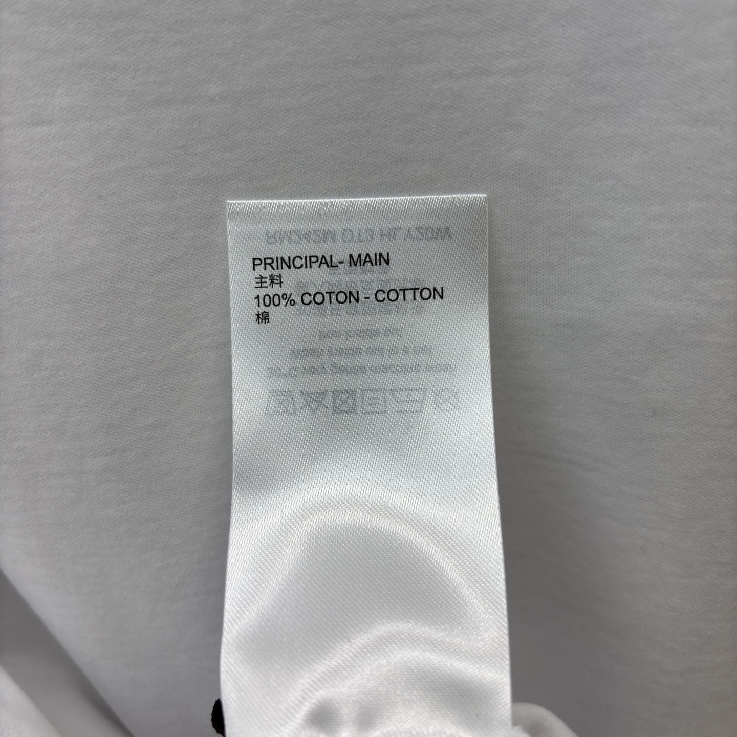 L家 26春夏新款 印花白色短袖T恤 正面是品牌标志+花卉印花 艺术感满满！纯棉材质 柔软透气 春夏穿超