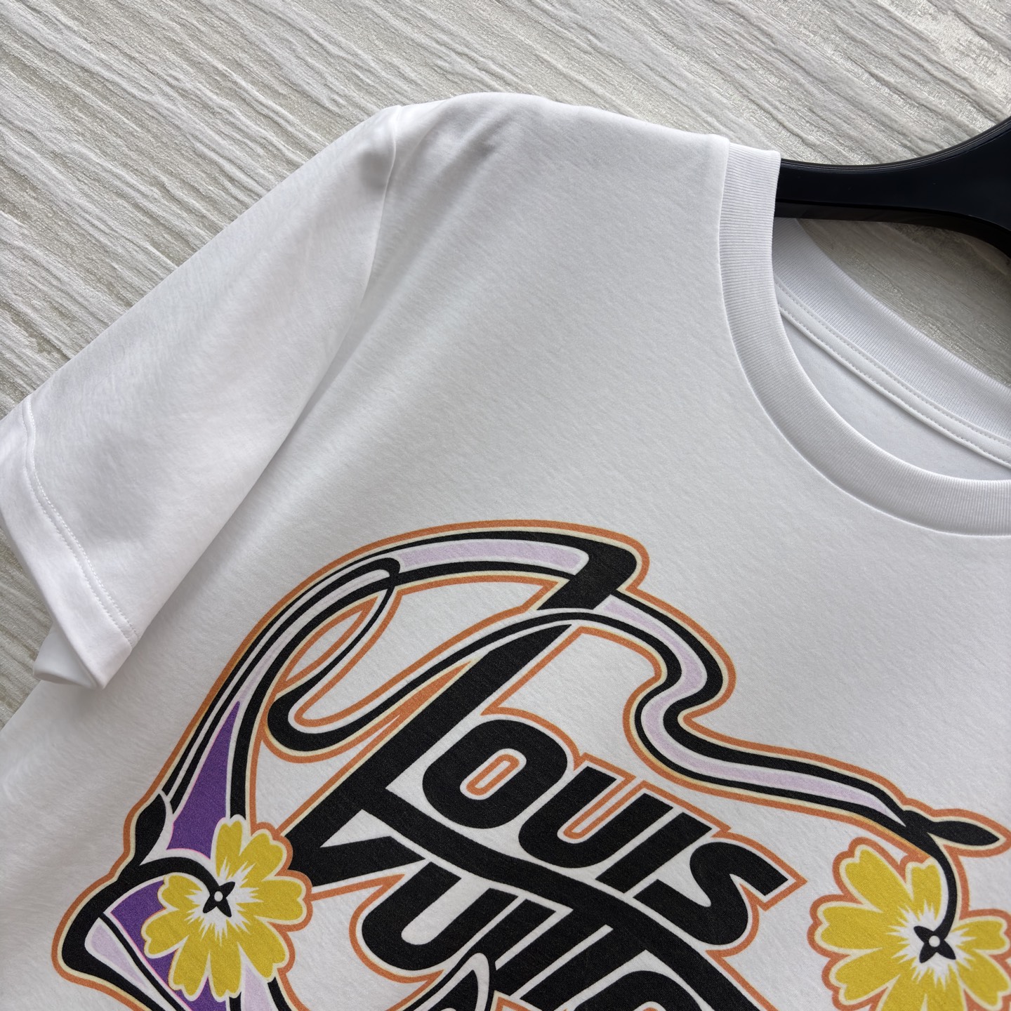 L家 26春夏新款 印花白色短袖T恤 正面是品牌标志+花卉印花 艺术感满满！纯棉材质 柔软透气 春夏穿超