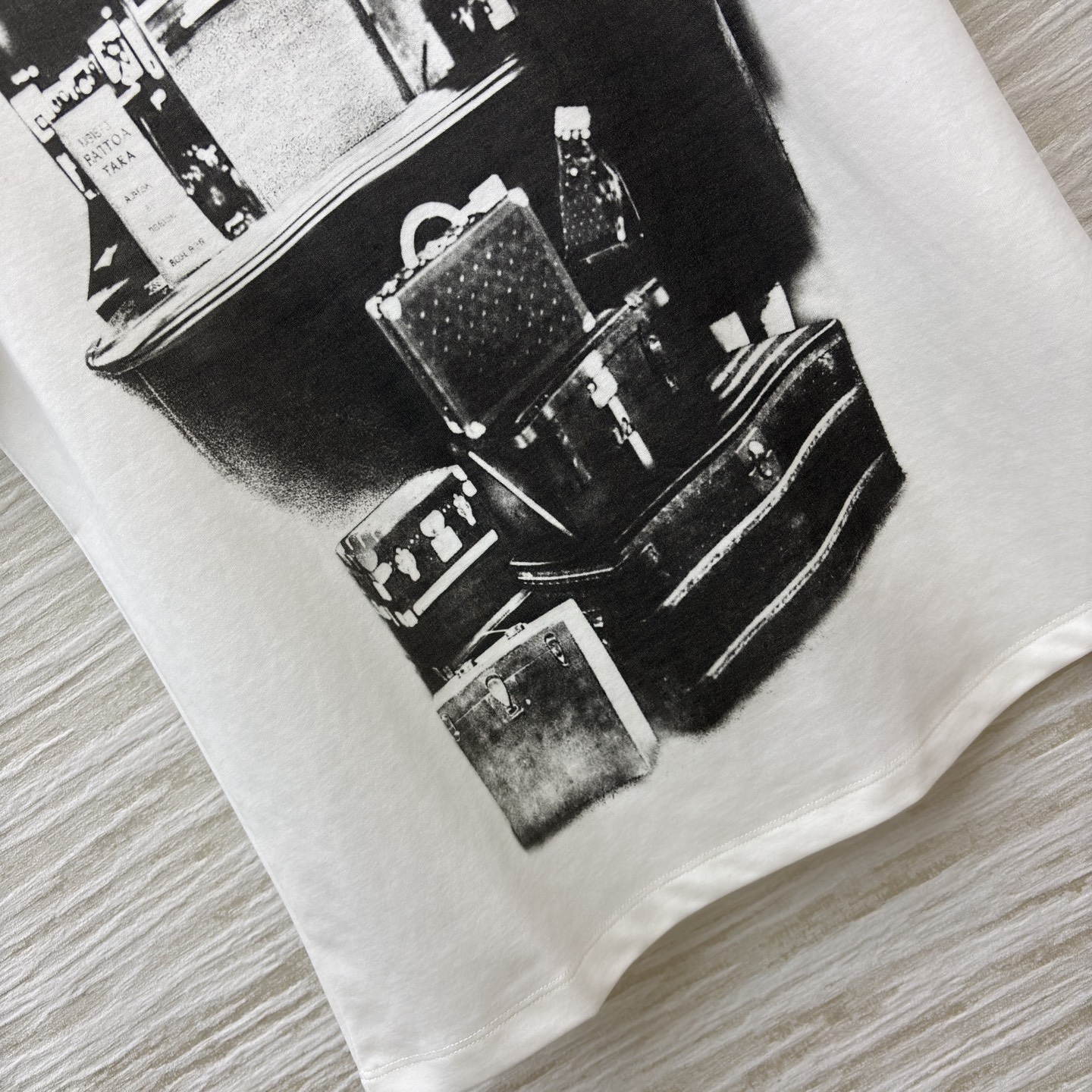 L家 26春夏新款 印花白色短袖T恤 正面黑白印花超有艺术感 行李箱＋人物场景 旅行氛围拉满！高品质棉料